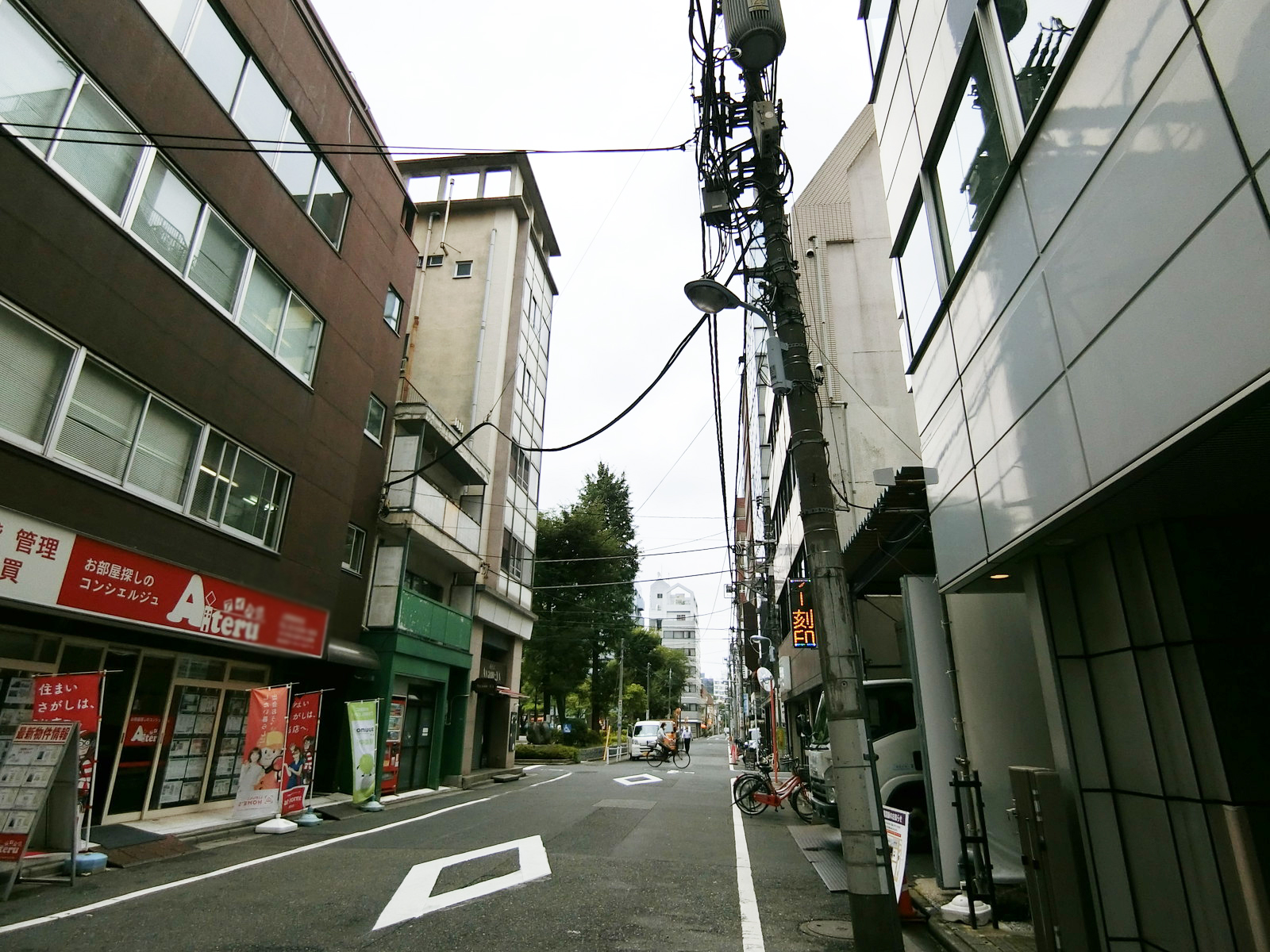 岩瀬ビル前面の通り