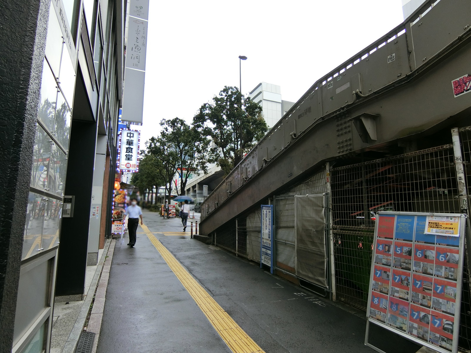 アラキビル前面の通り