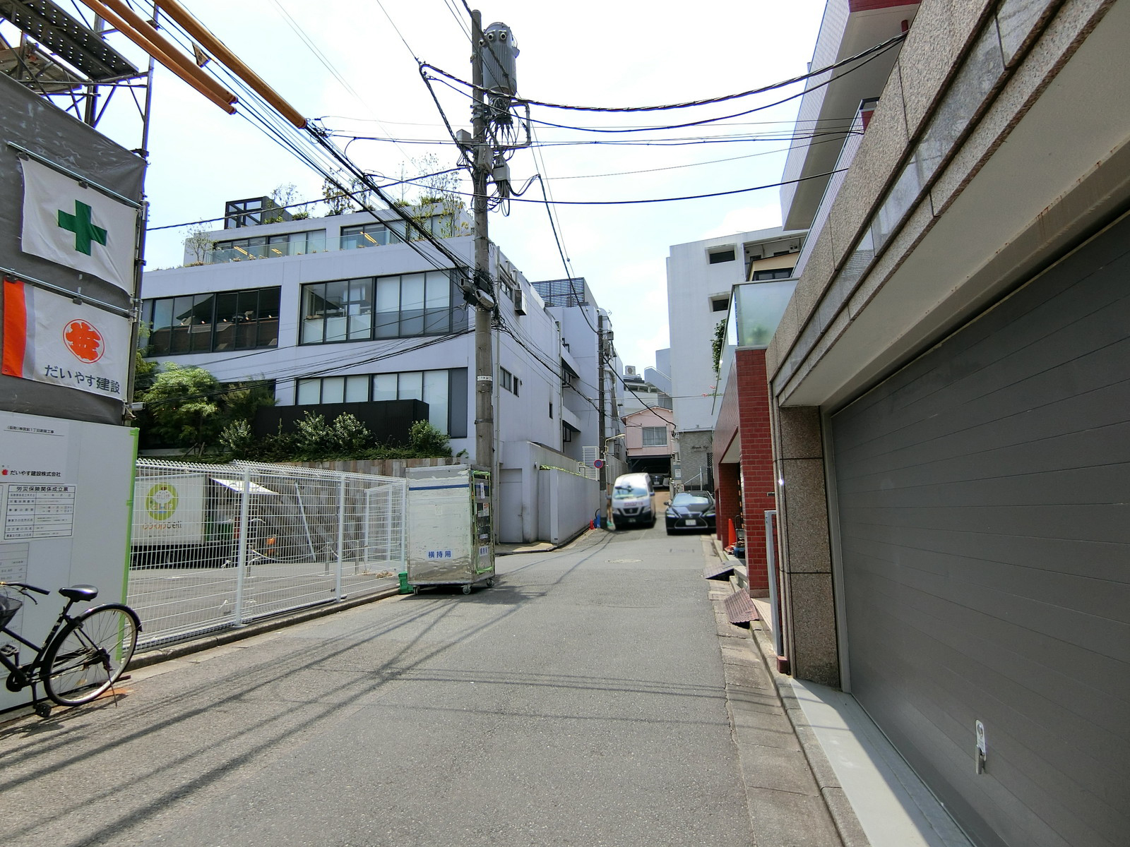 原宿山手館前面の通り