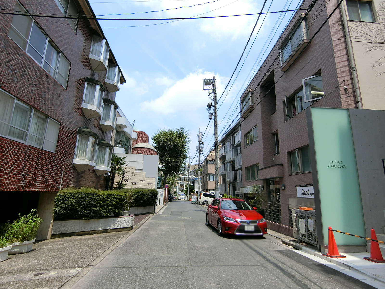 周辺は閑静な住宅街
