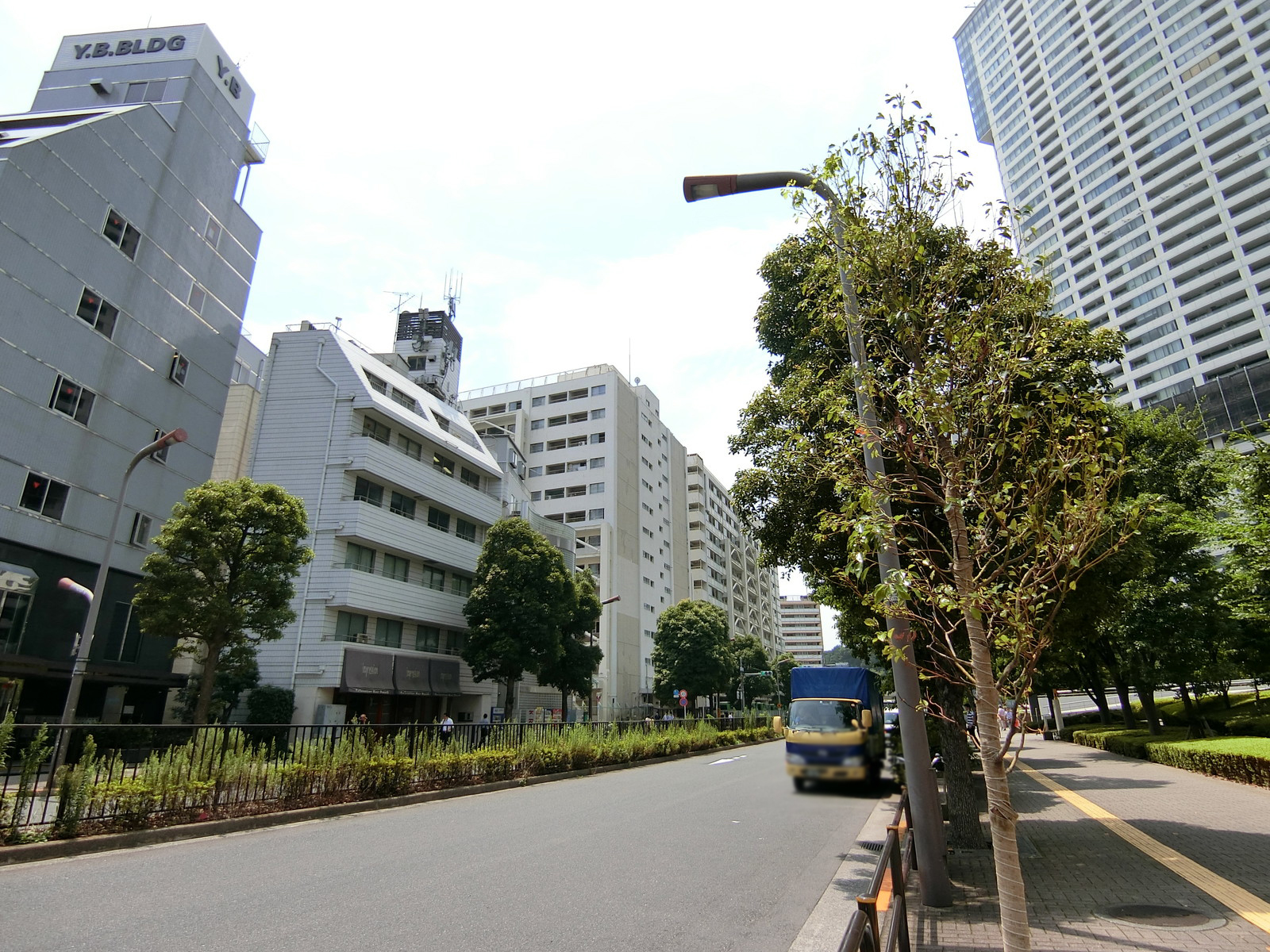 寿ビル前面の通り