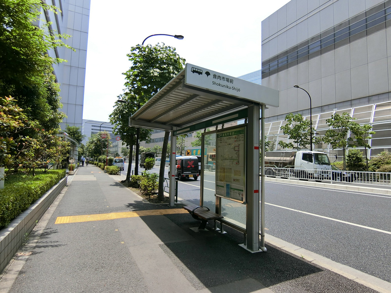目の前にはバス停「食肉市場前」があり