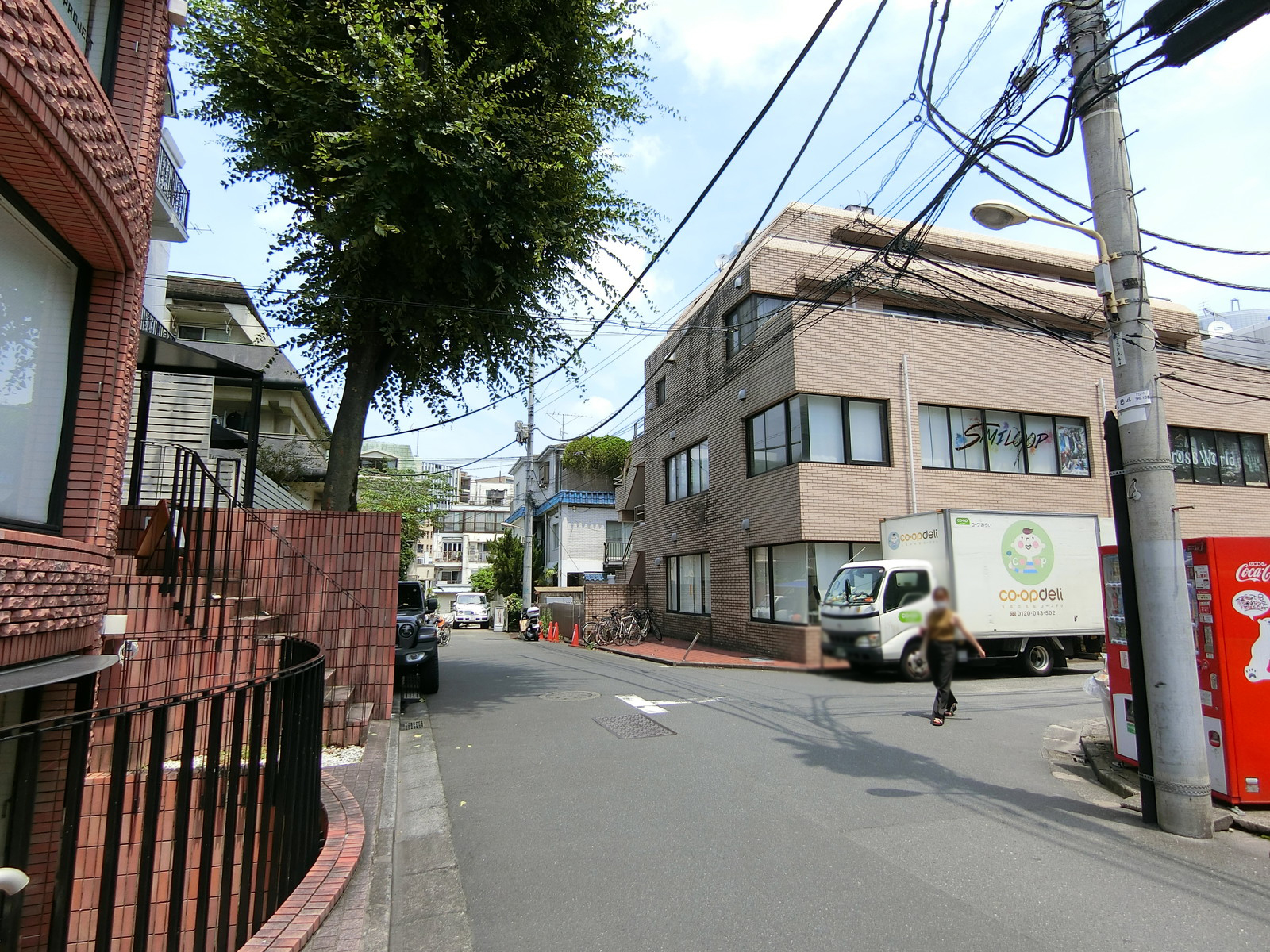 タガミ神宮前ビル前面の通り