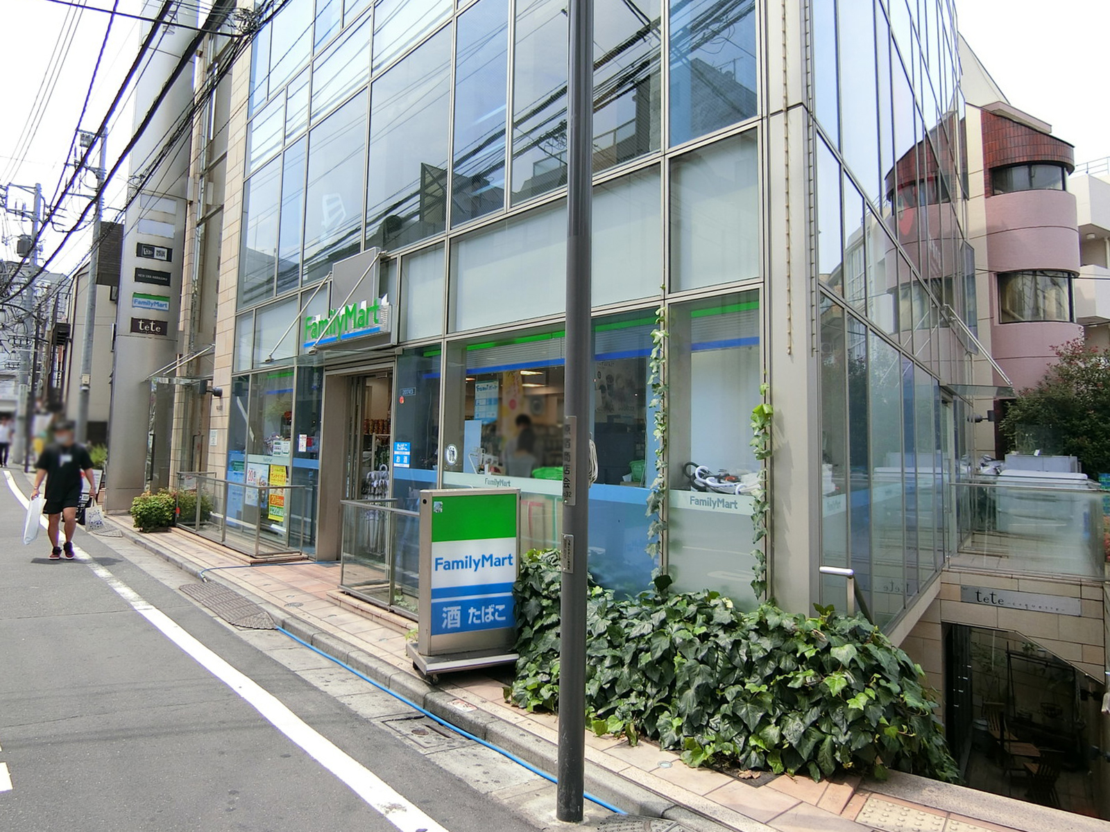 徒歩2分のファミリーマート