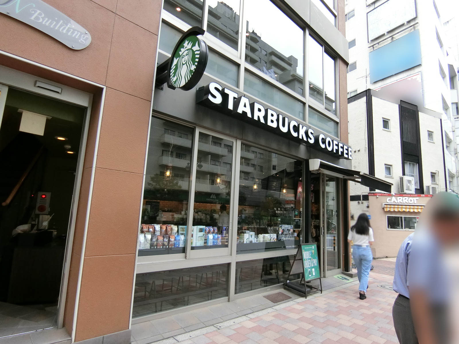 徒歩2分のスターバックスコーヒー
