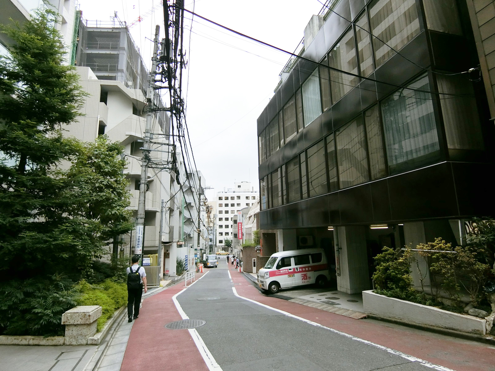 オフィスビル前面の通り