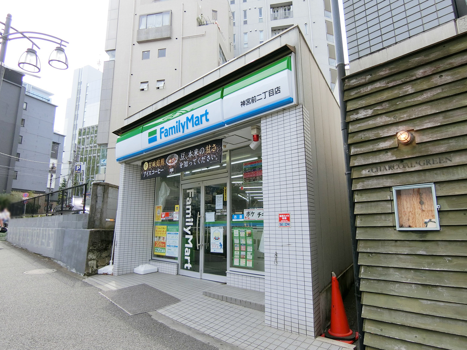 徒歩2分のファミリーマート