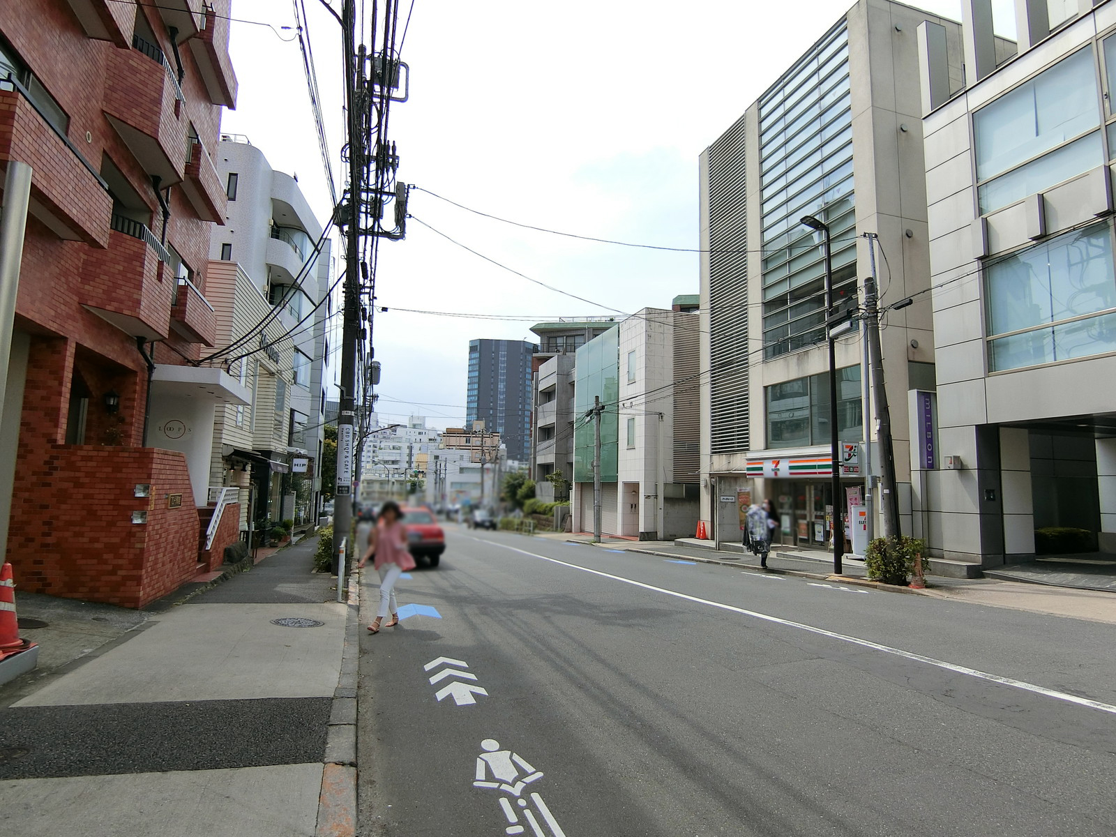 ヴィラロイヤル神宮前前面の通り