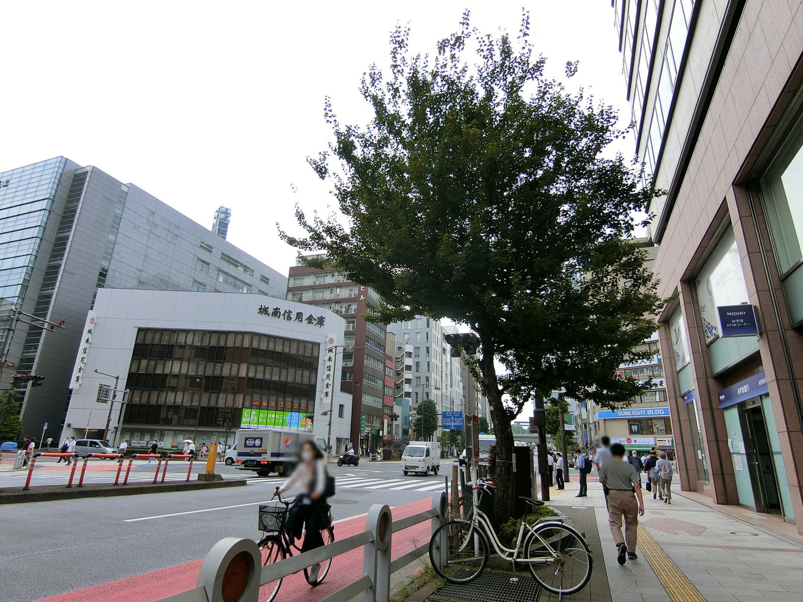 付近の靖国通り