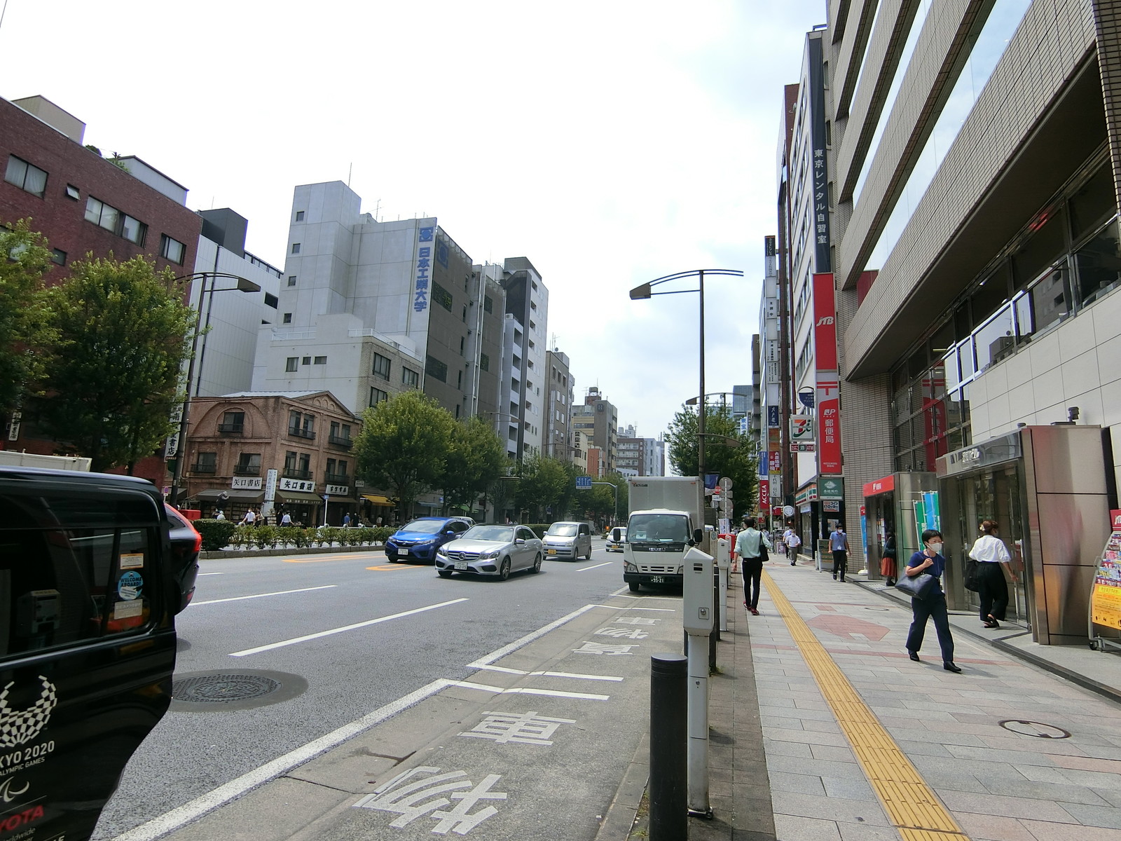 共同ビル神保町前面の靖国通り