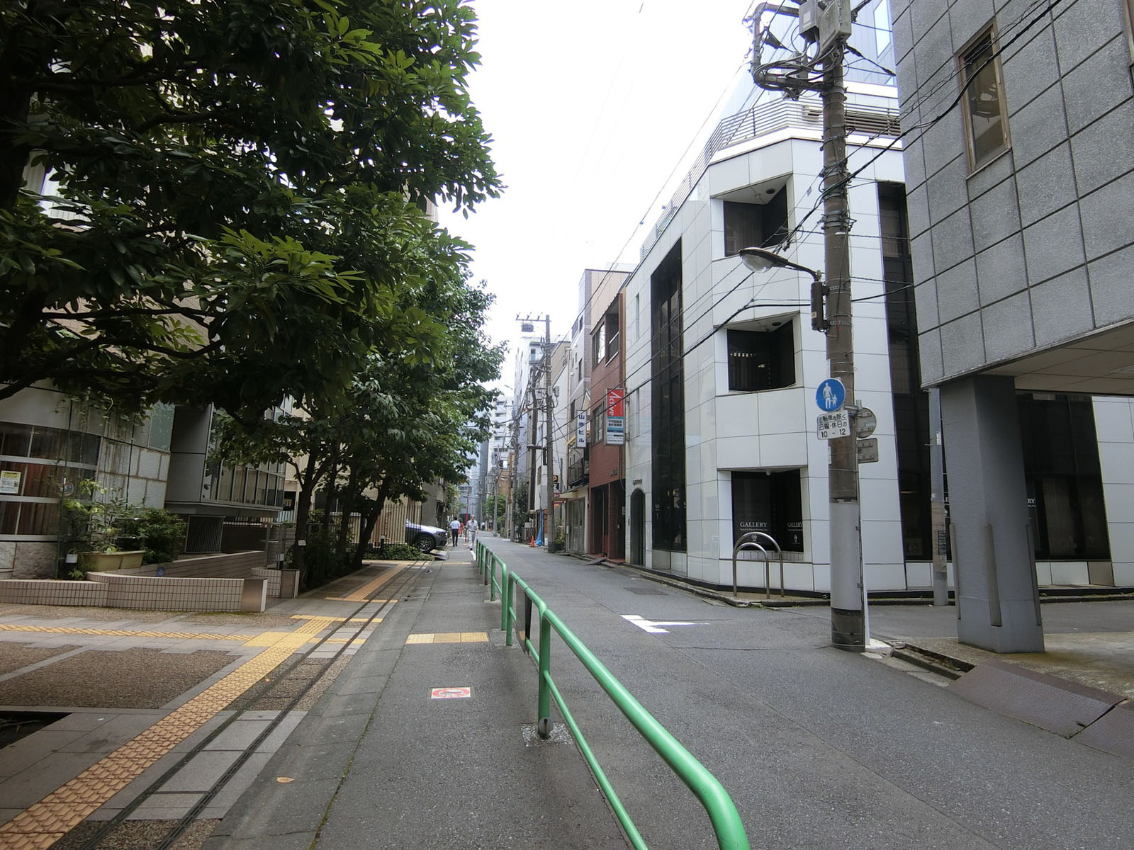 神保町ビル前面の通り