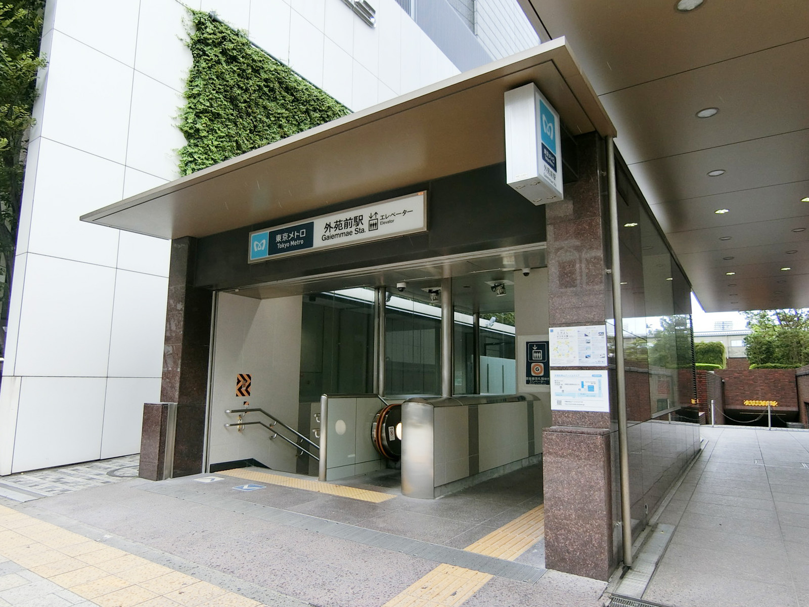 徒歩6分の「外苑前駅」