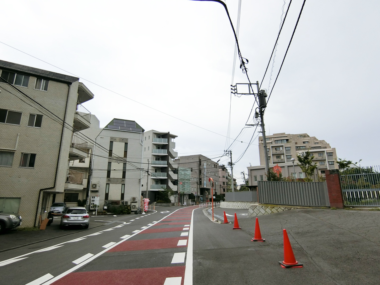 Totsu Parkview Plaza前面の通り