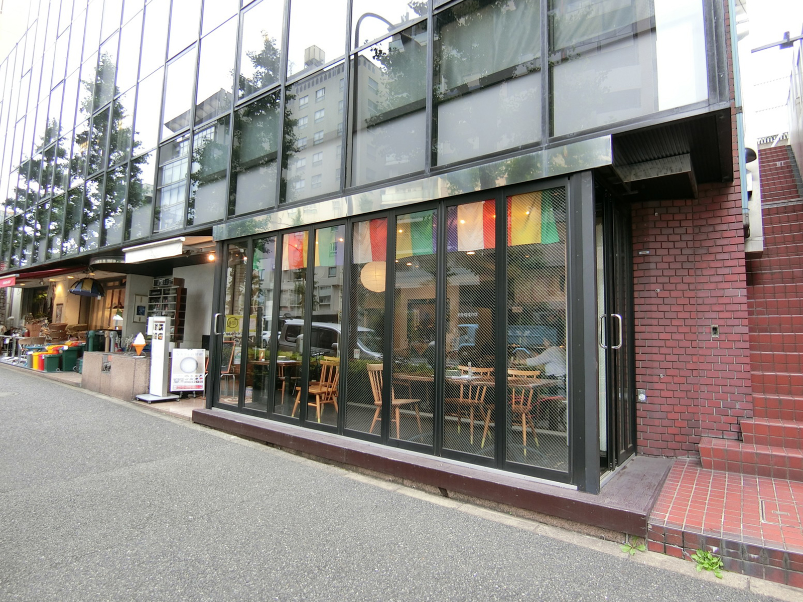 周辺には飲食店が点在