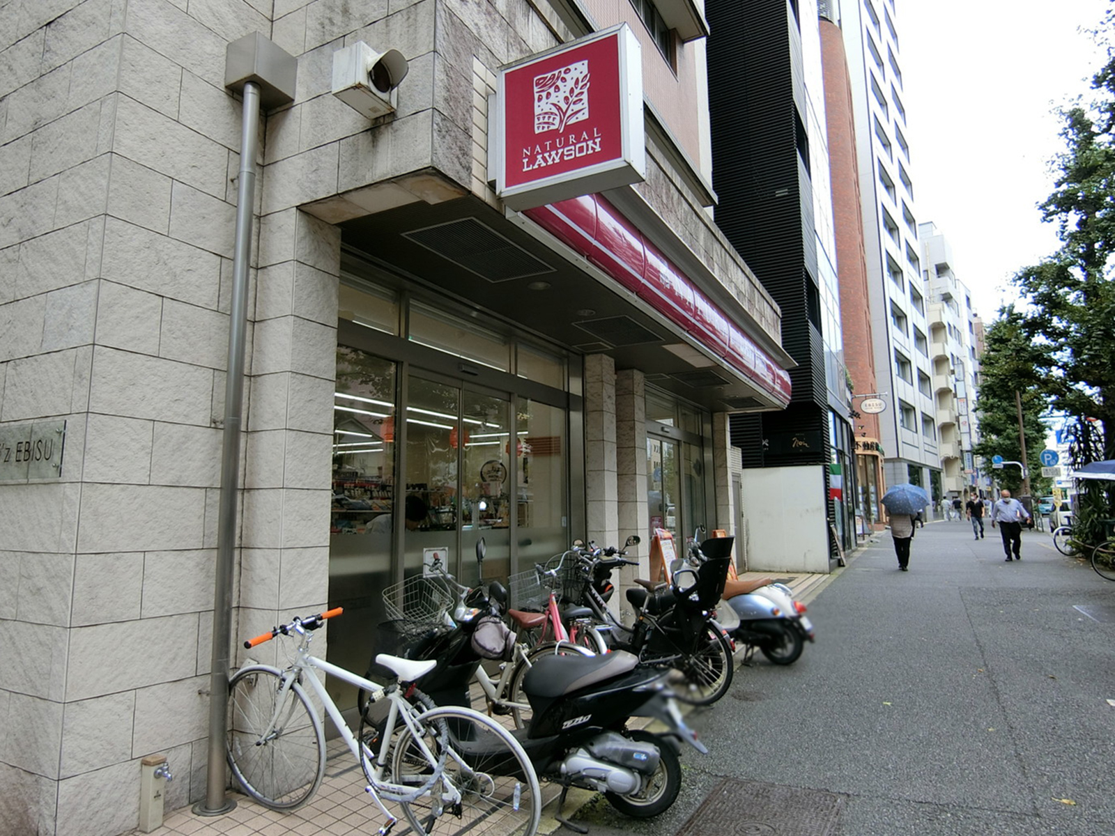 徒歩1分のナチュラルローソン
