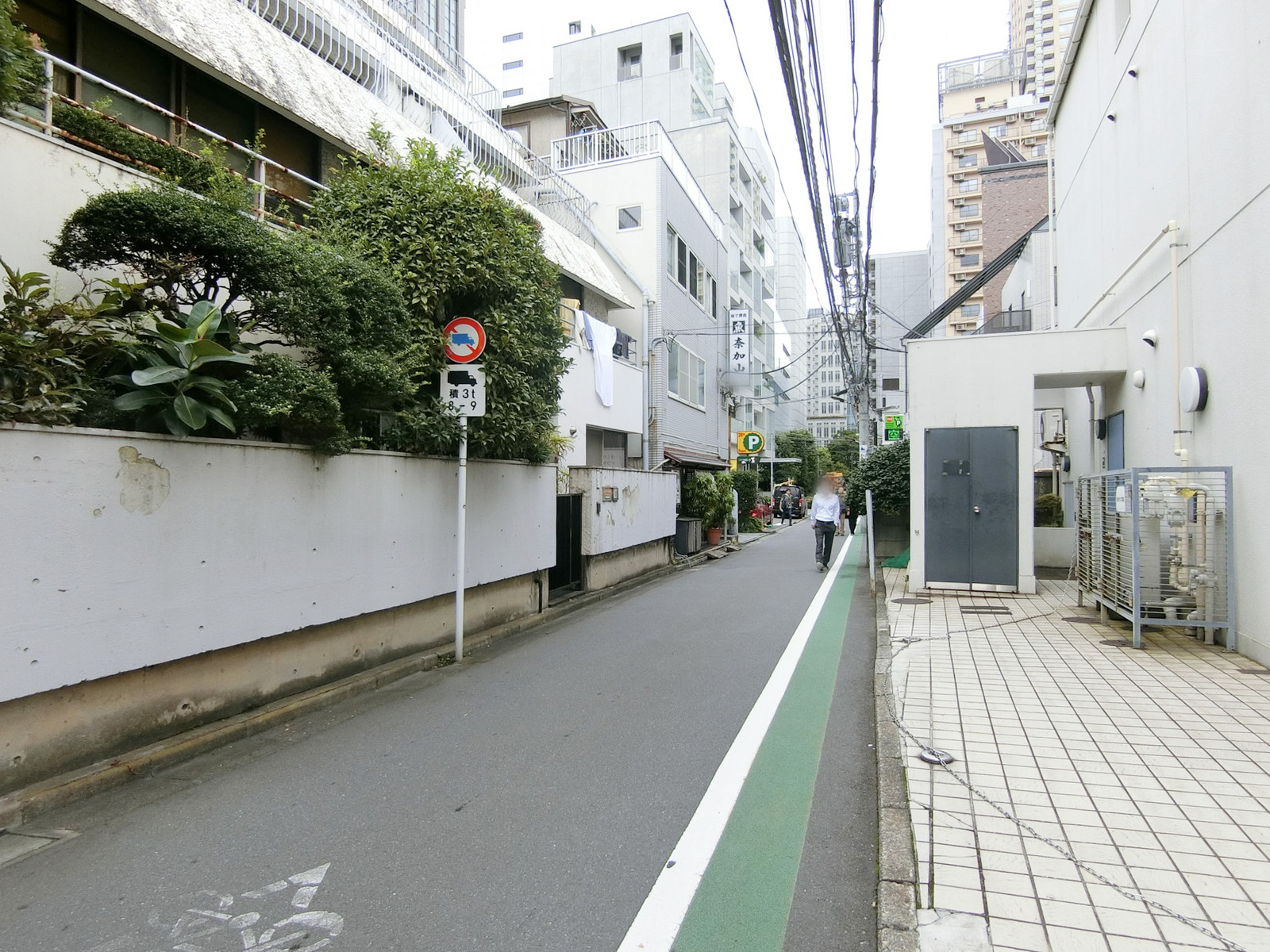 2414ビル前面の通り