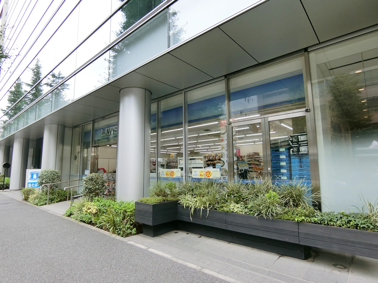 至近のローソン THE KAITEKIビル店