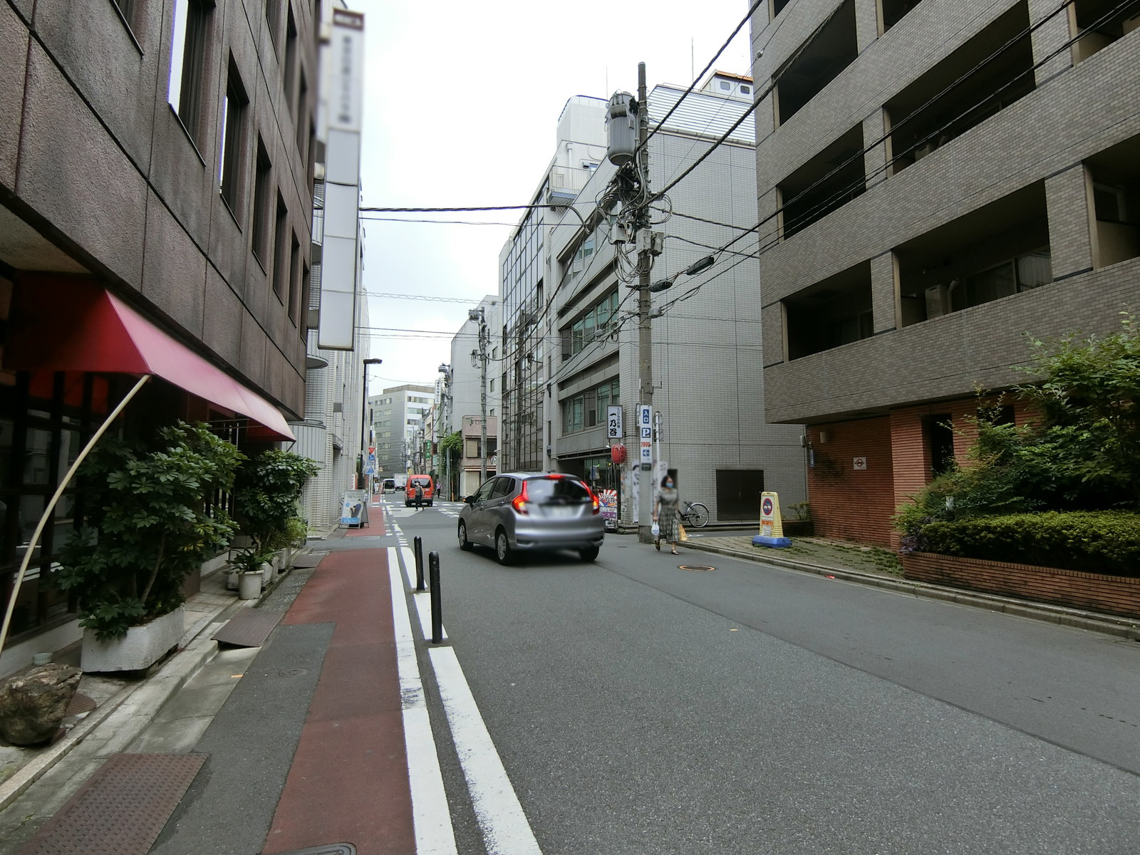 桐治ビル前面の通り