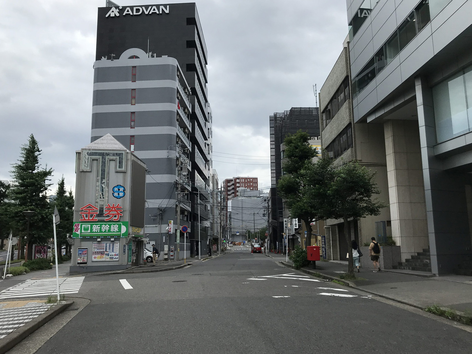 名駅DHビル前面の通り