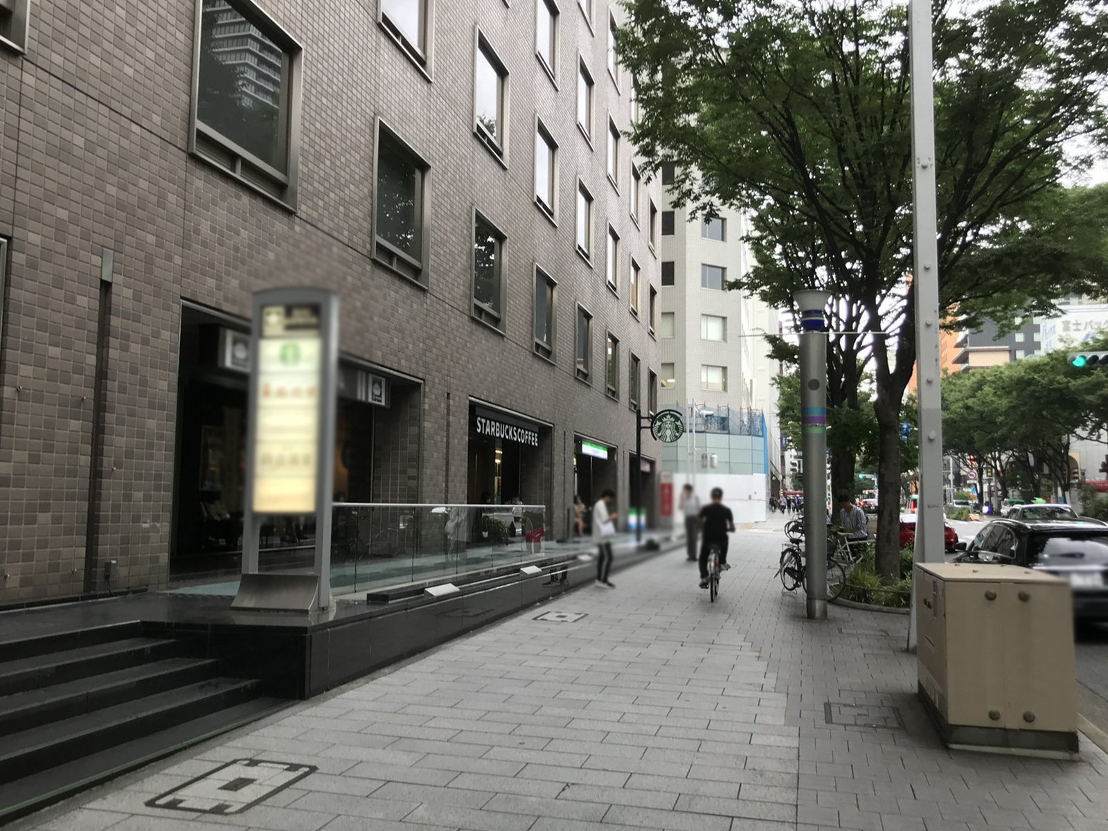 名古屋ATビル前面の歩道