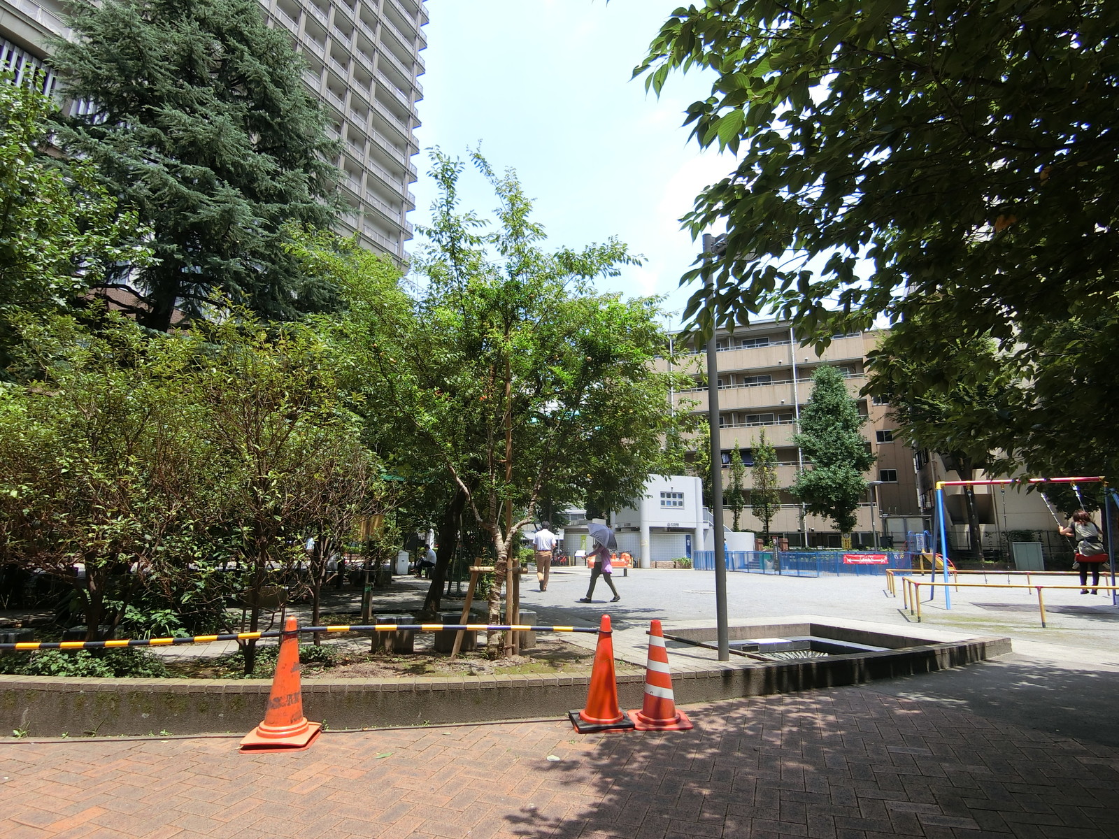 向かいの千代田区立西神田公園