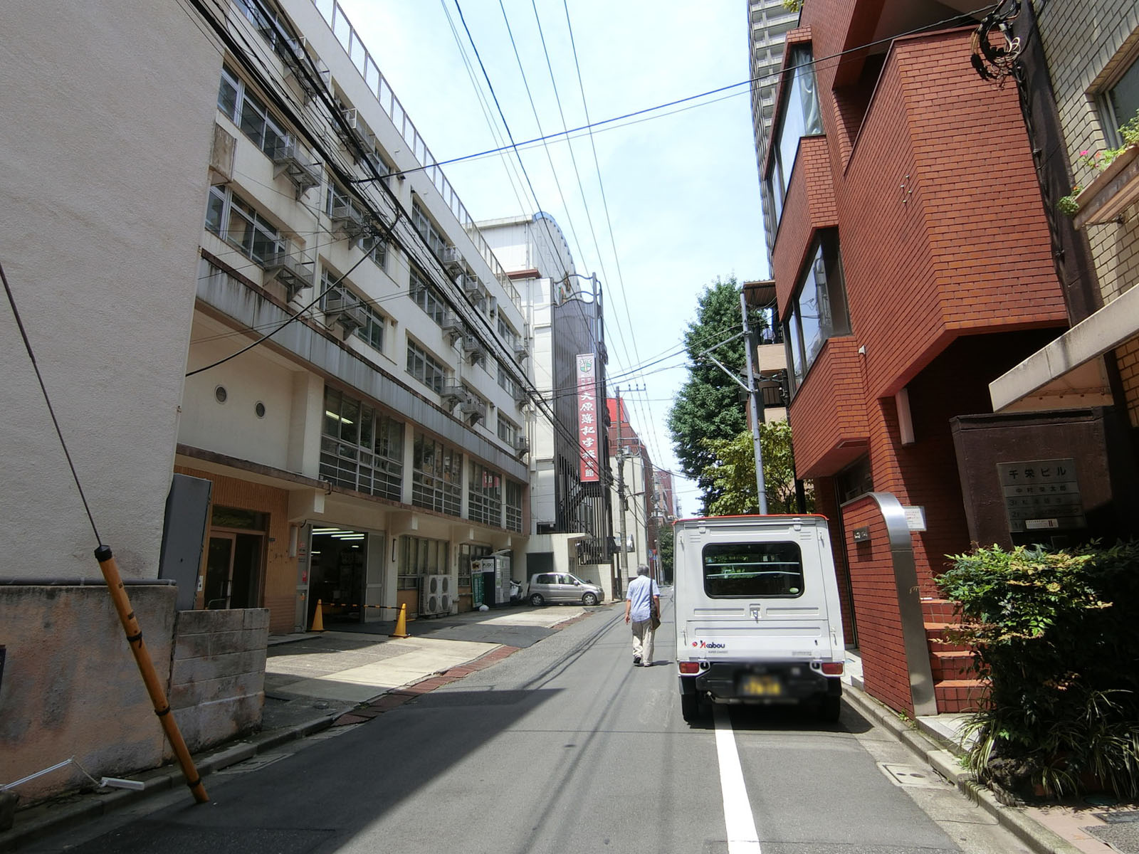 東方学会新館ビル前面の通り