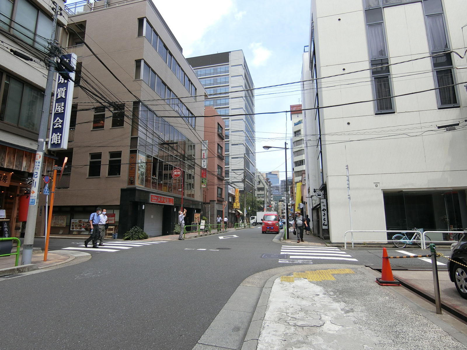 東京質屋会館東質ビル前面の通り