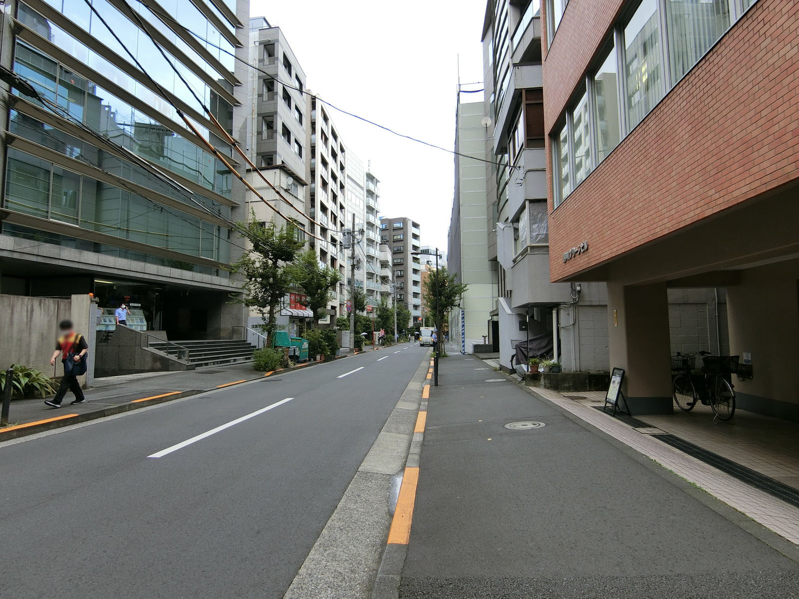 校時街グリーンビル前面の通り