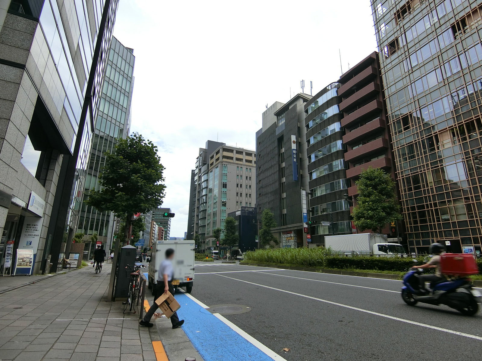 前面の新宿通り