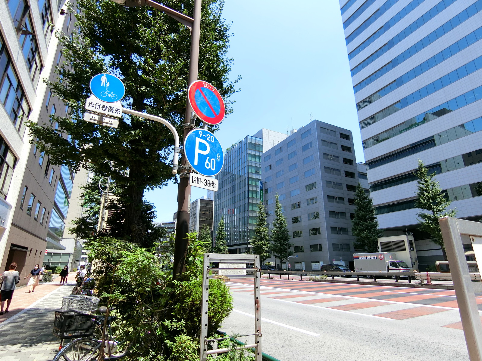土屋ビル前面の通り