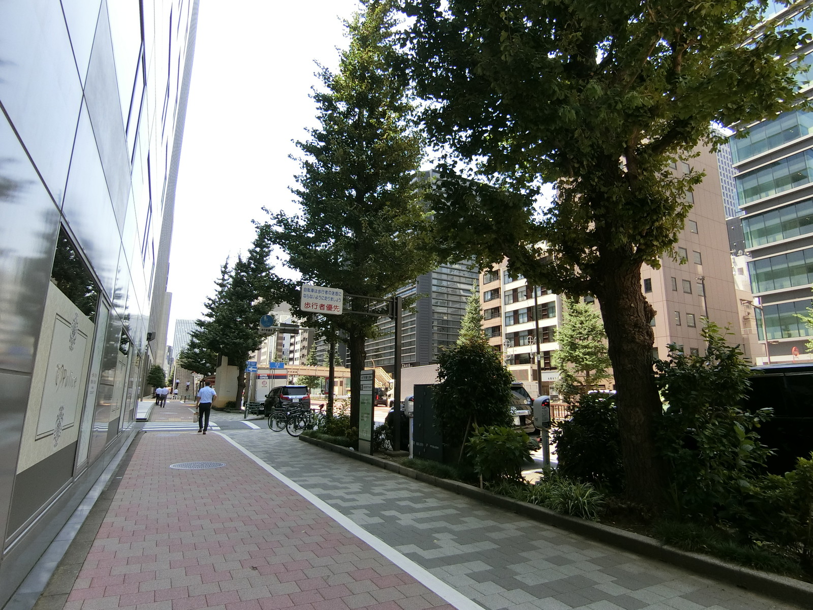 オフィスビル前面の歩道