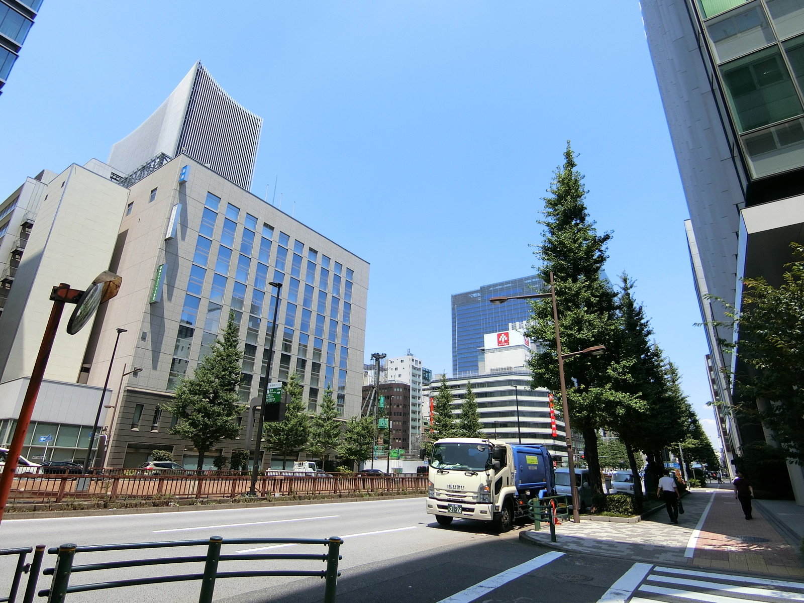 前面の昭和通り