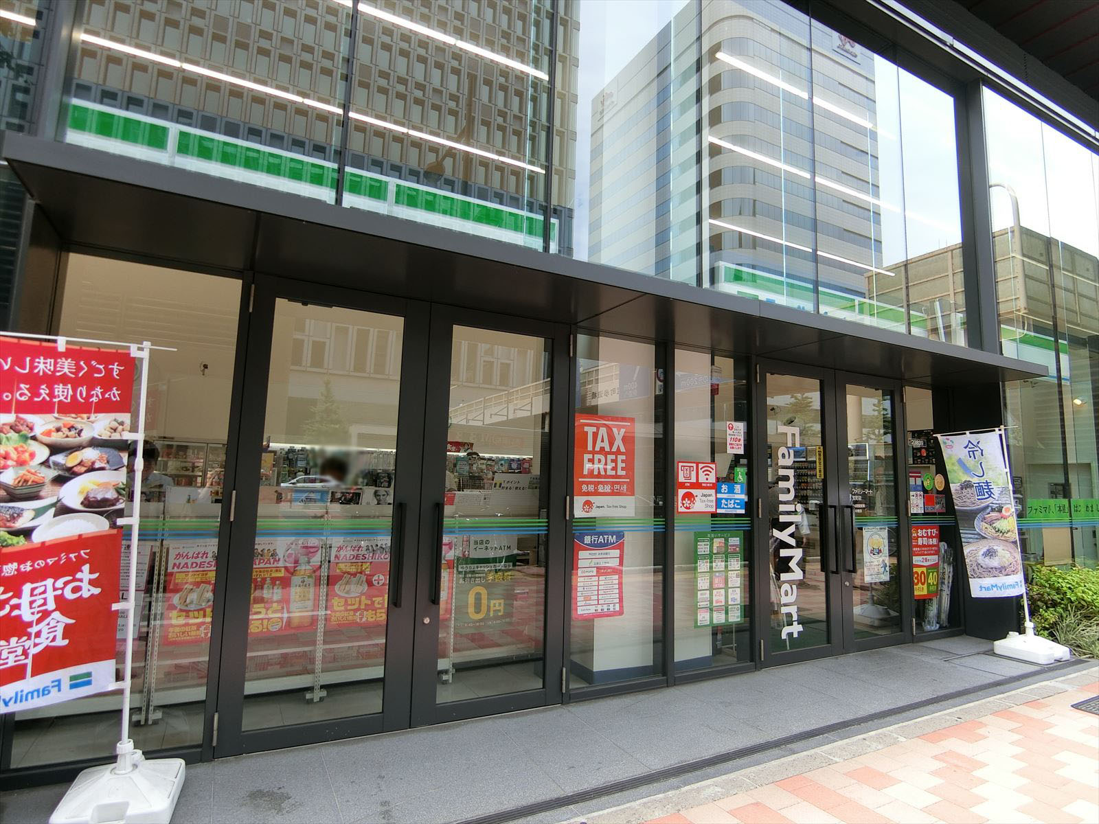 向かいにあるファミリーマート宝町店