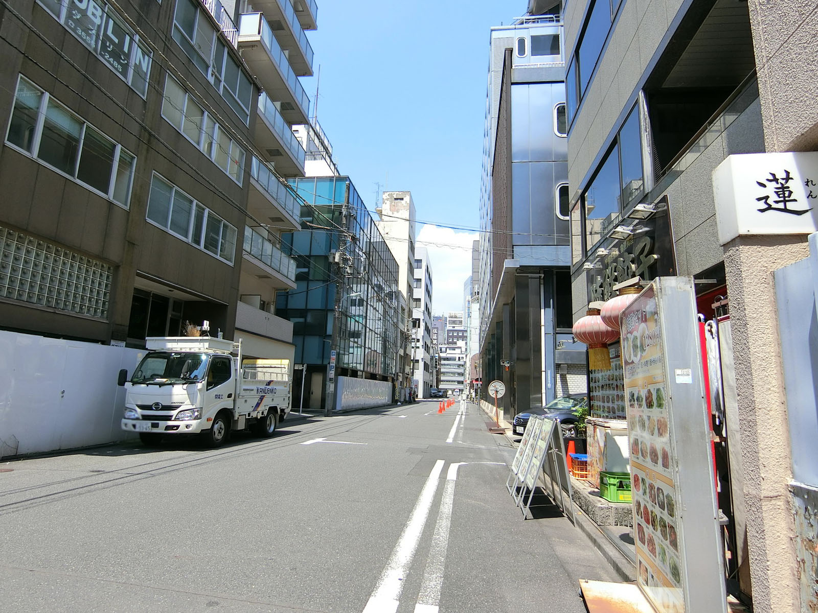 オフィスビル前面の通り