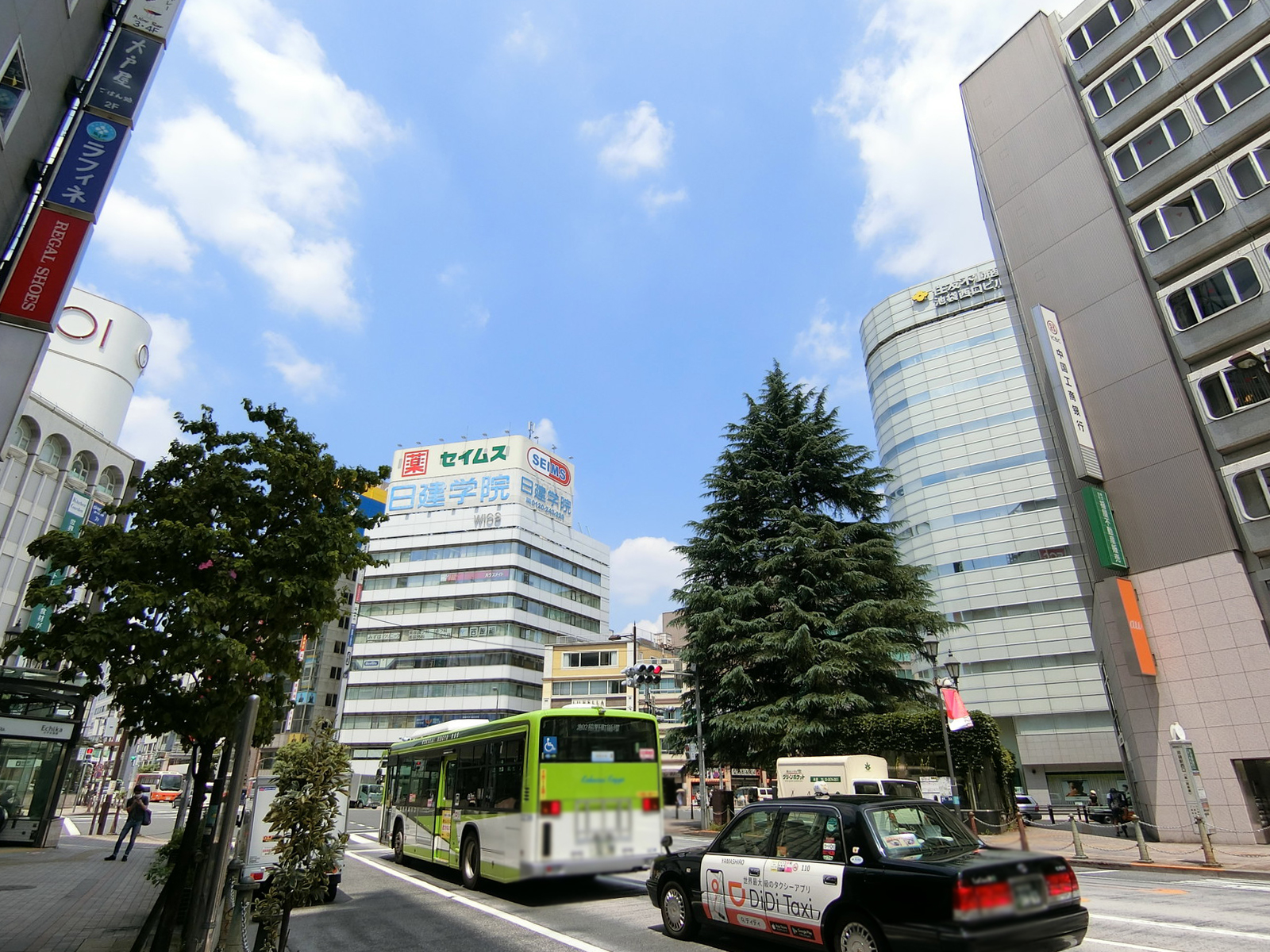 エキニア池袋前面の通り