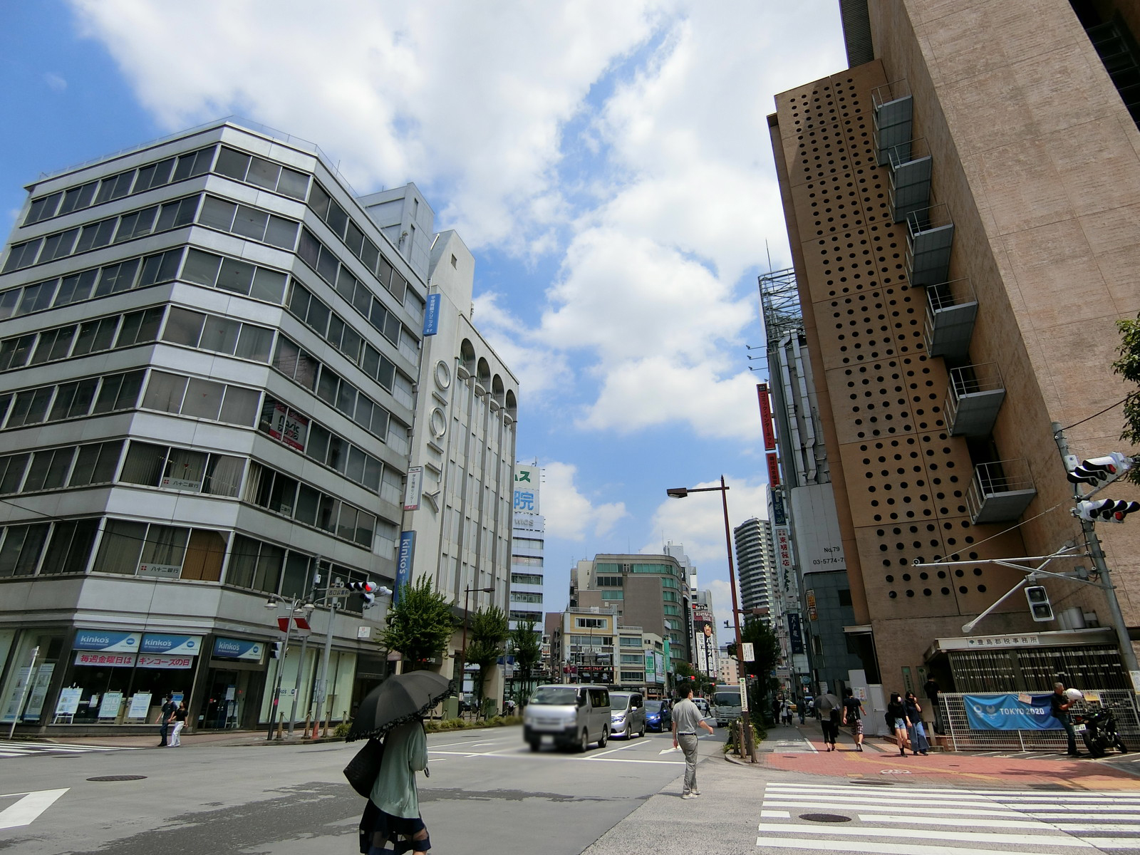 池袋ウエストパークビル前面の劇場通り