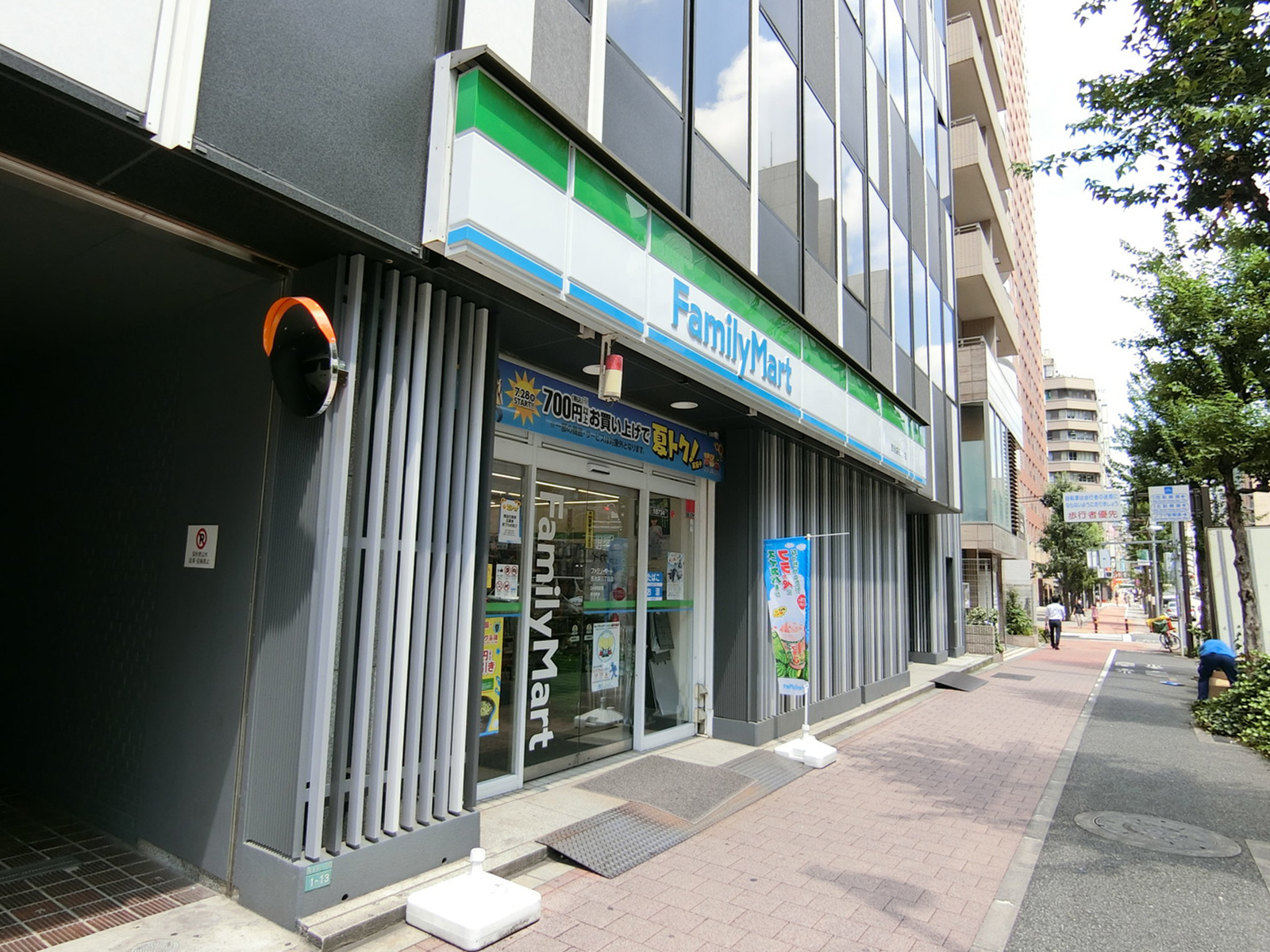 徒歩2分のファミリーマート