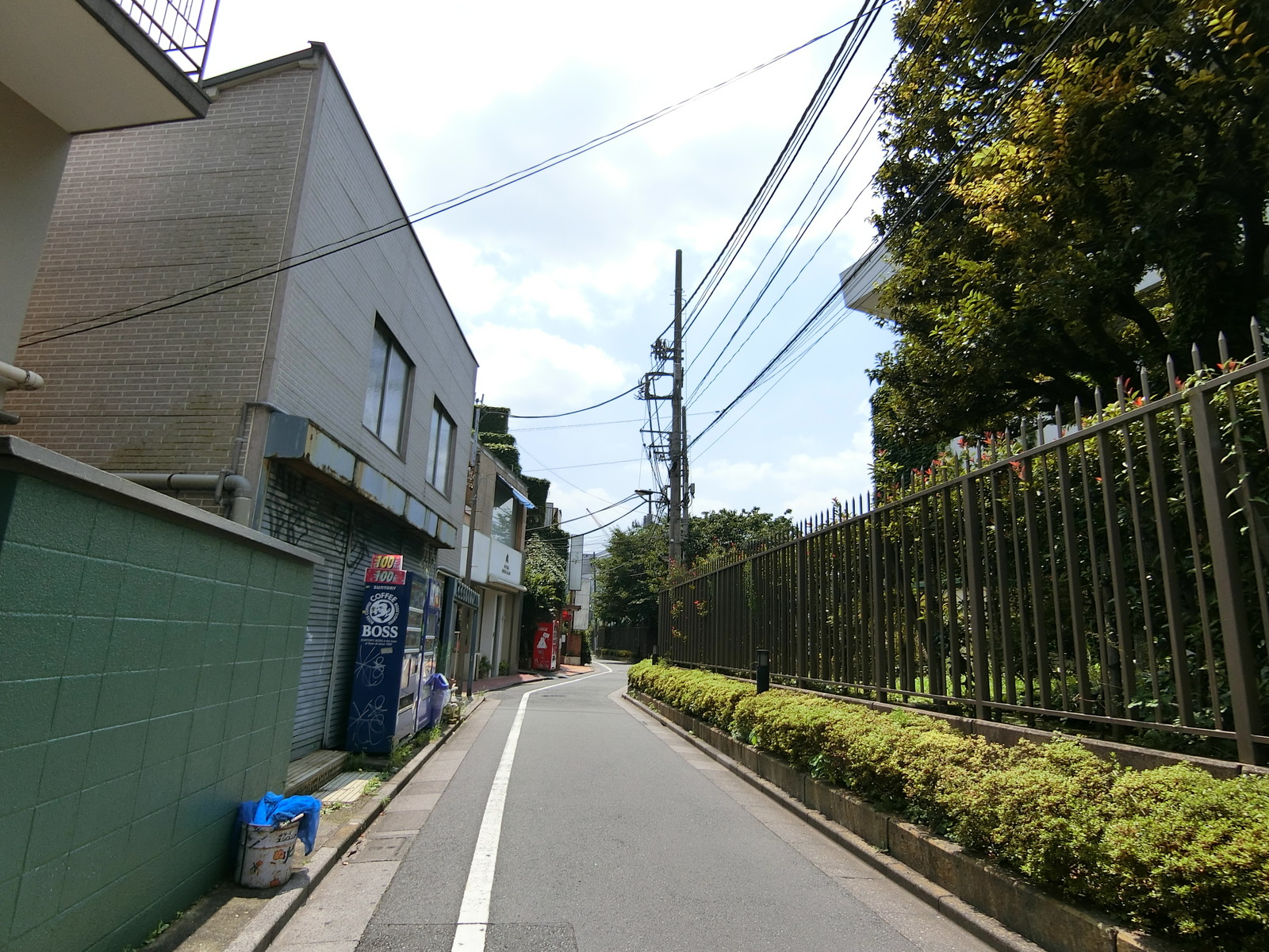 周辺は閑静な住宅街