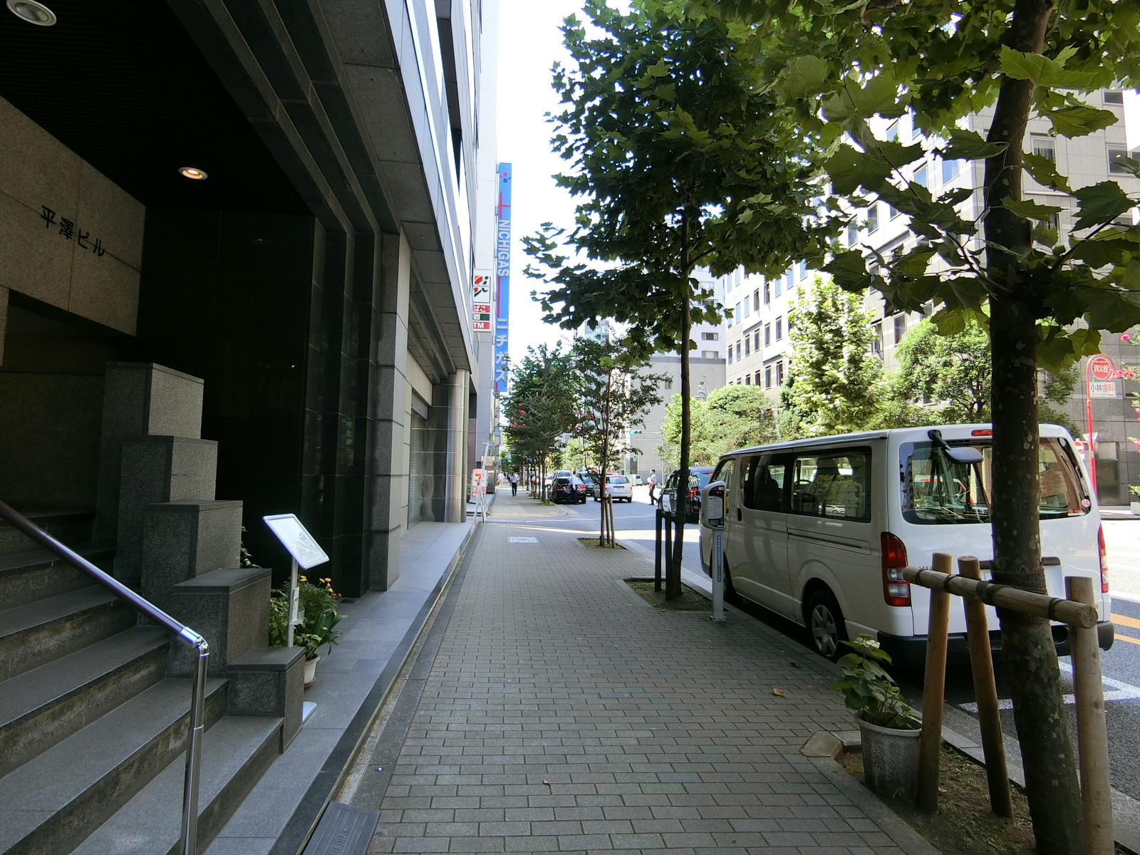 平澤ビル前面の通り