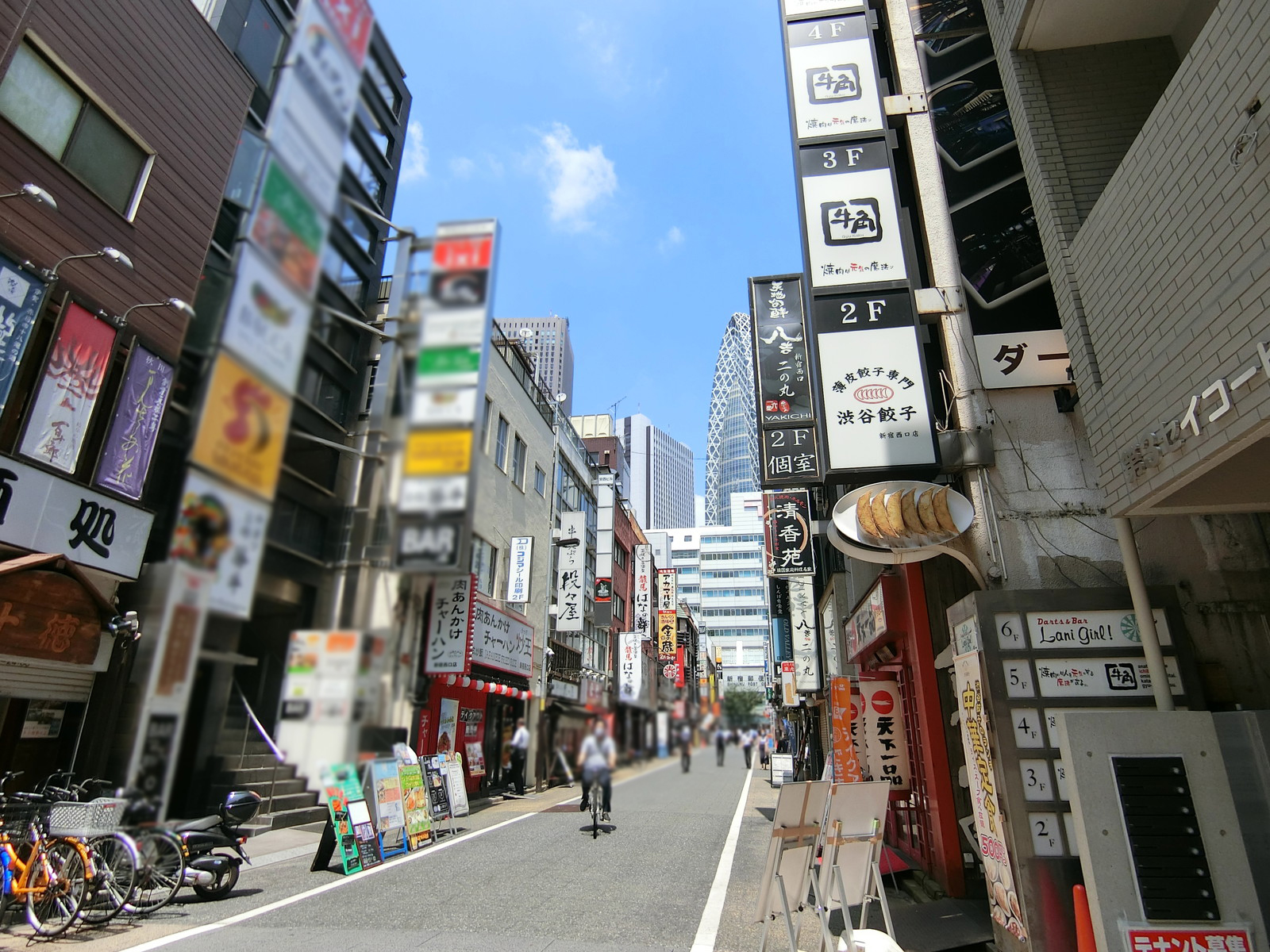 新宿ひかりビル前面の通り