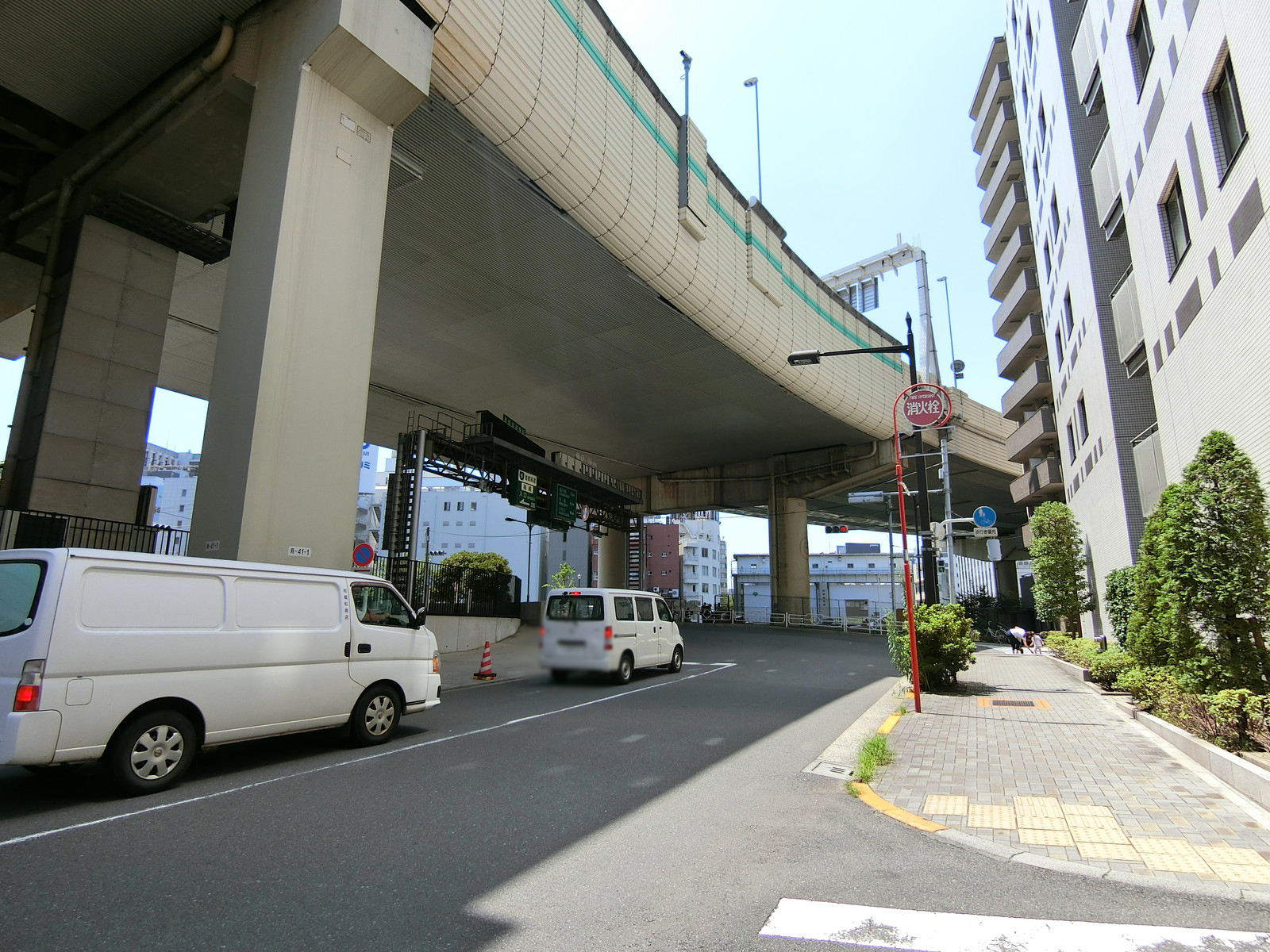 スターコート日本橋前面の通り