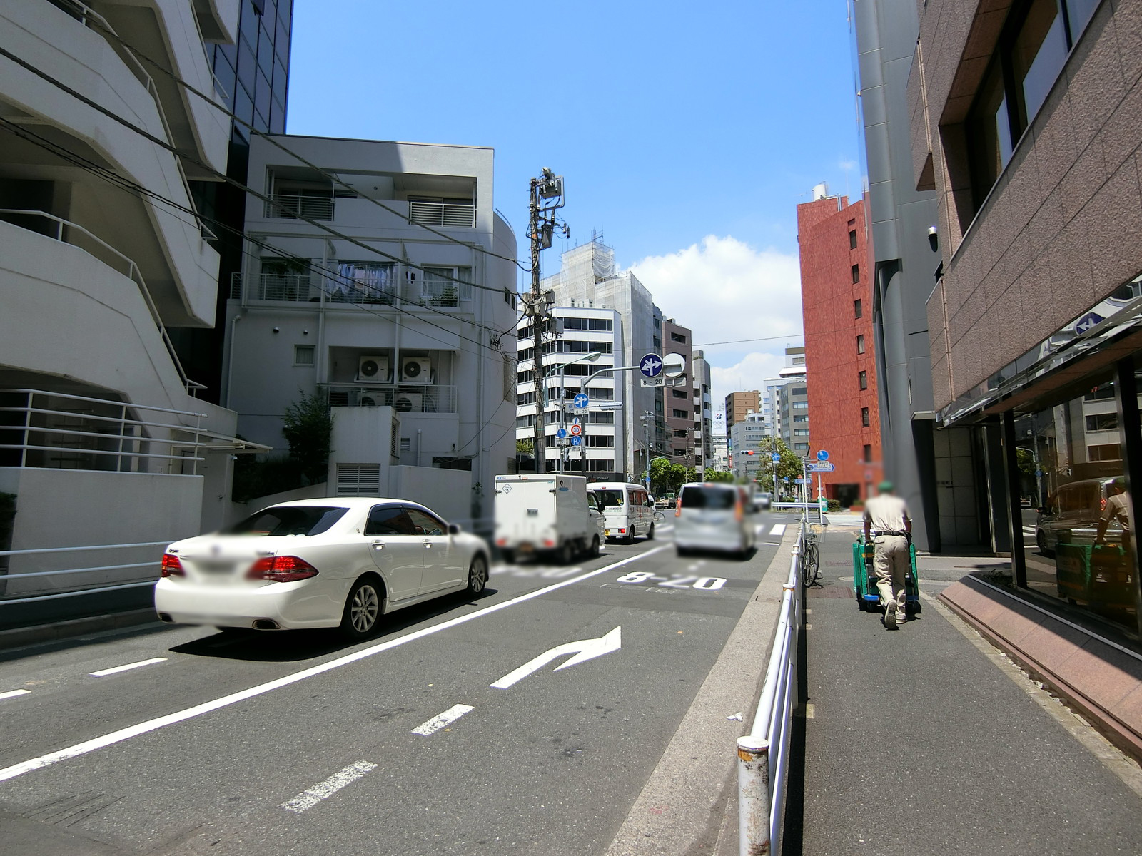 第三彦田ビル前面の通り