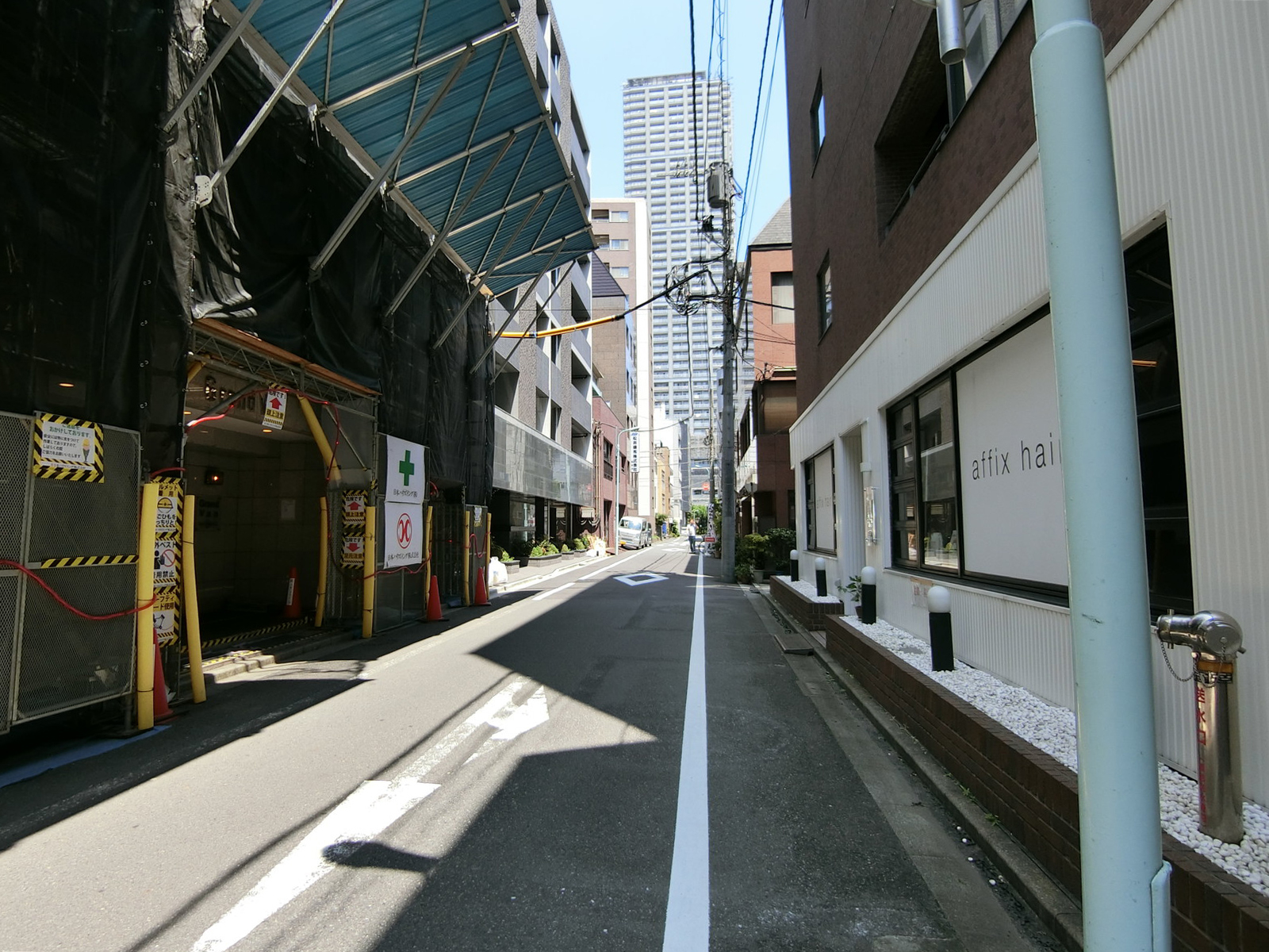 山辰ビル前面の通り