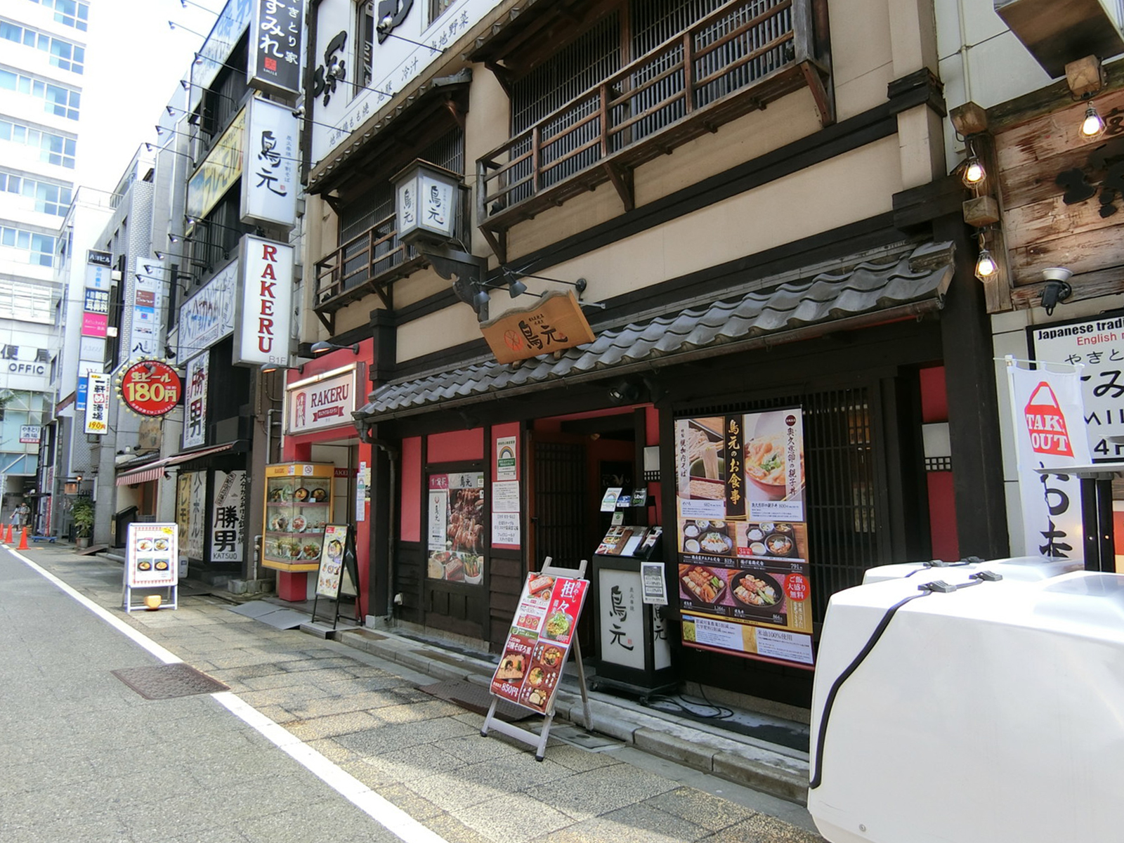 周辺には飲食店が複数あり