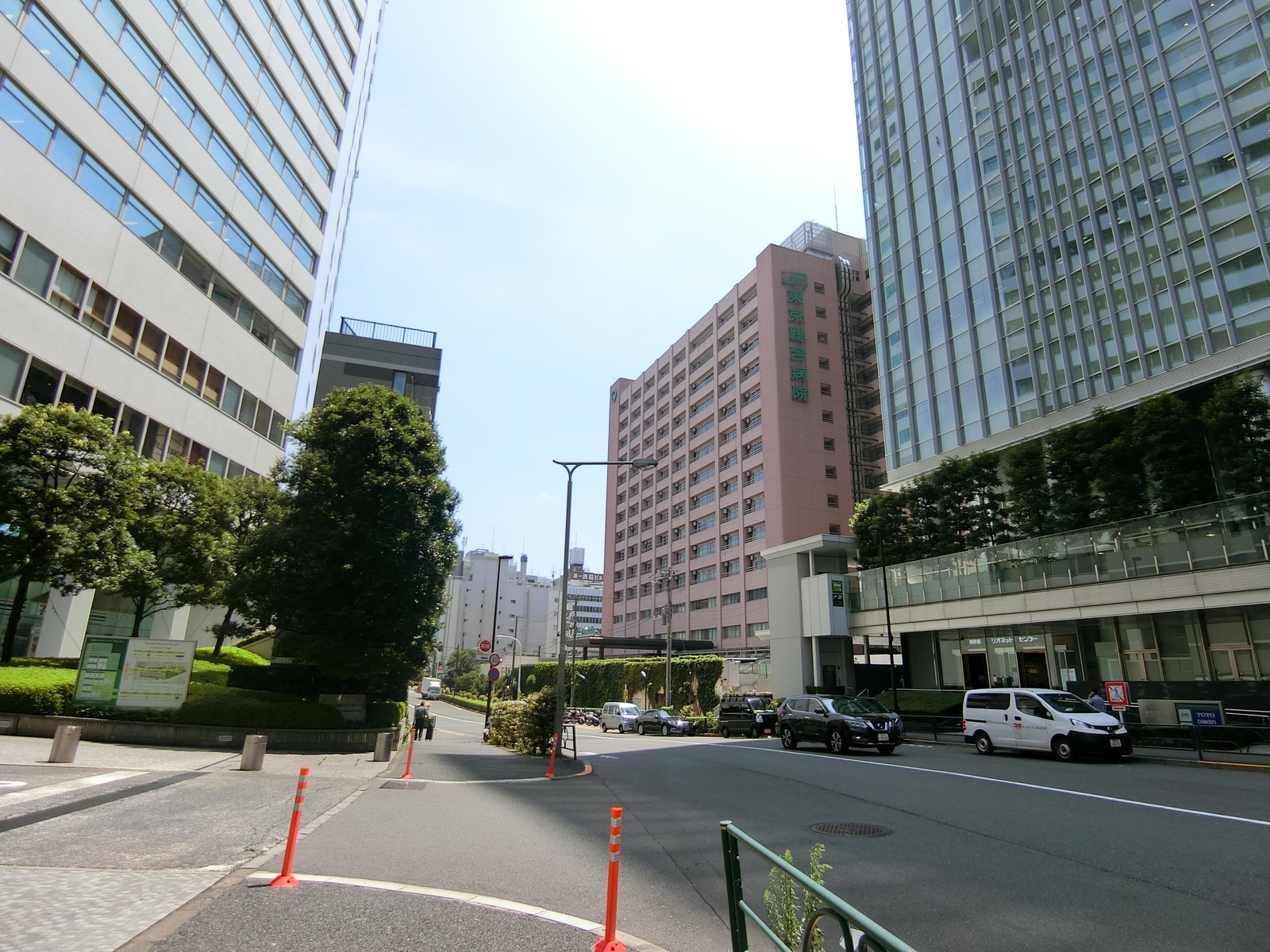 JR南新宿ビル前面の通り