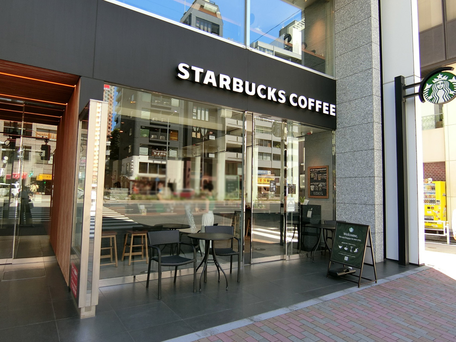 並びのスターバックスコーヒー