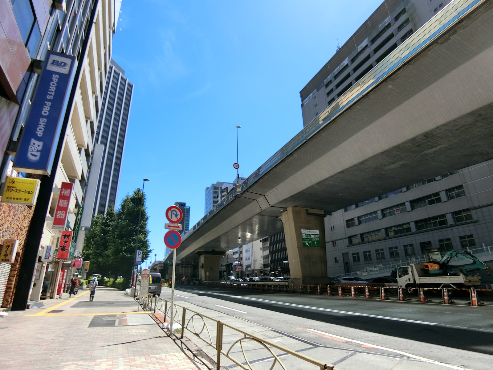渋谷東口ビル前面の六本木通り
