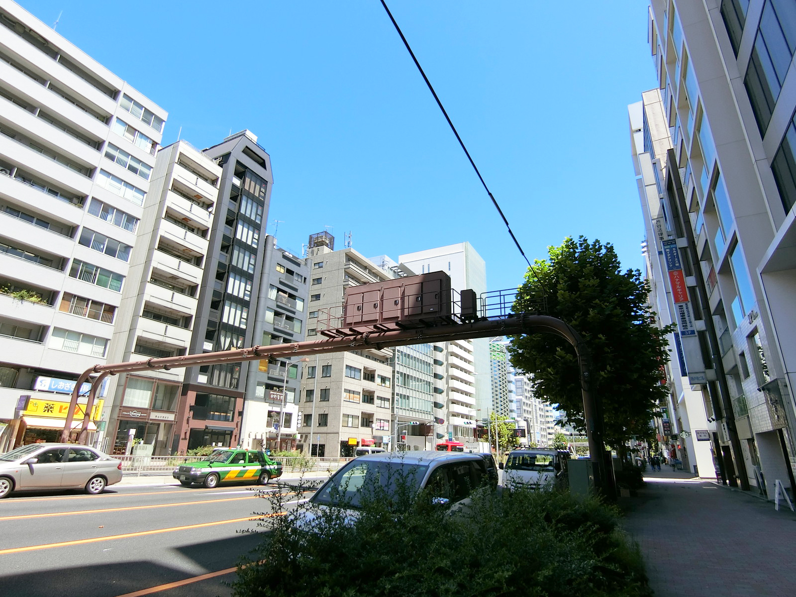 JPLビル前面の青山通り