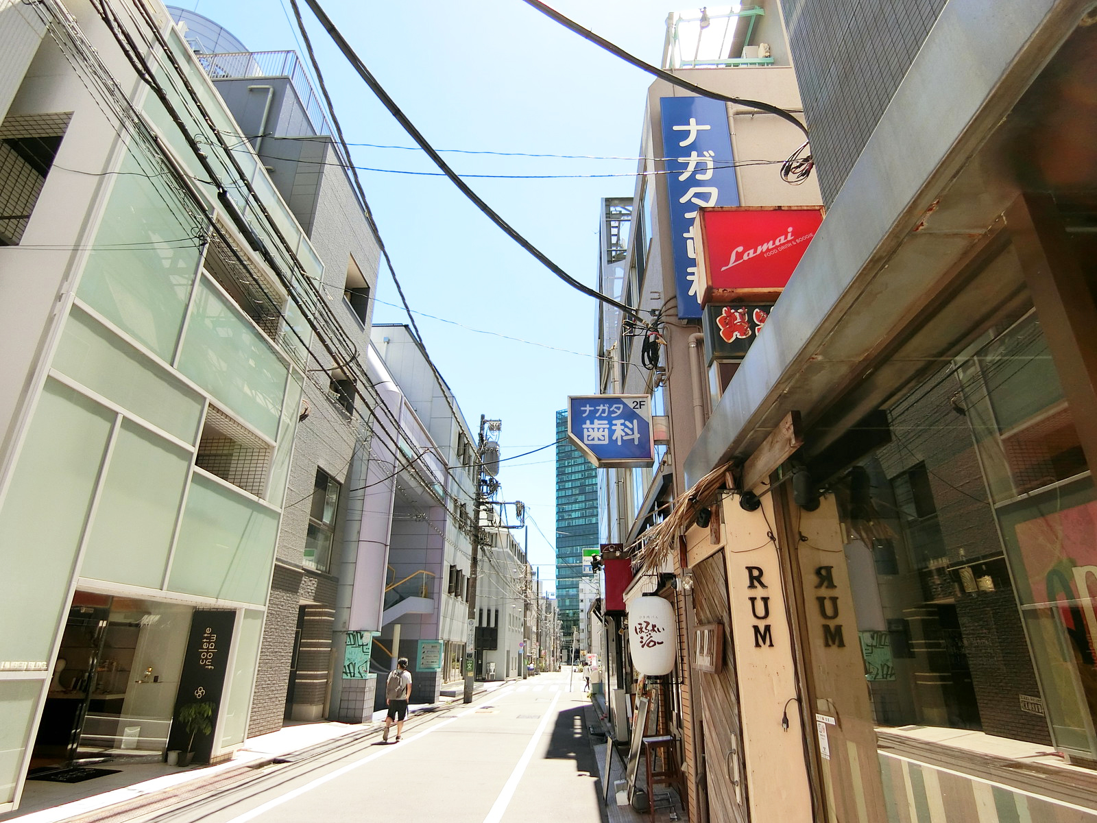 アンバービル前面の通り