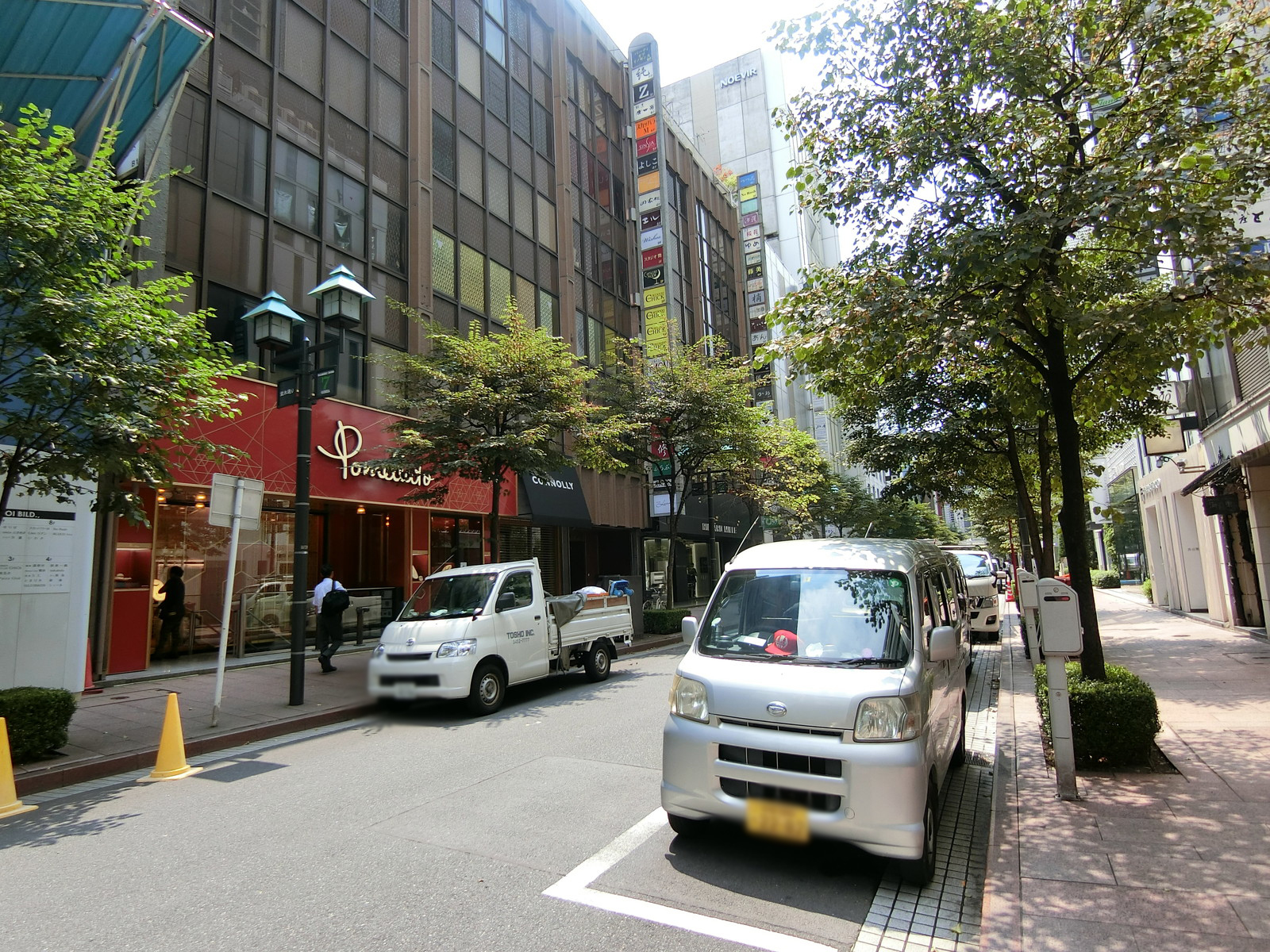 毛利ビル前面の通り
